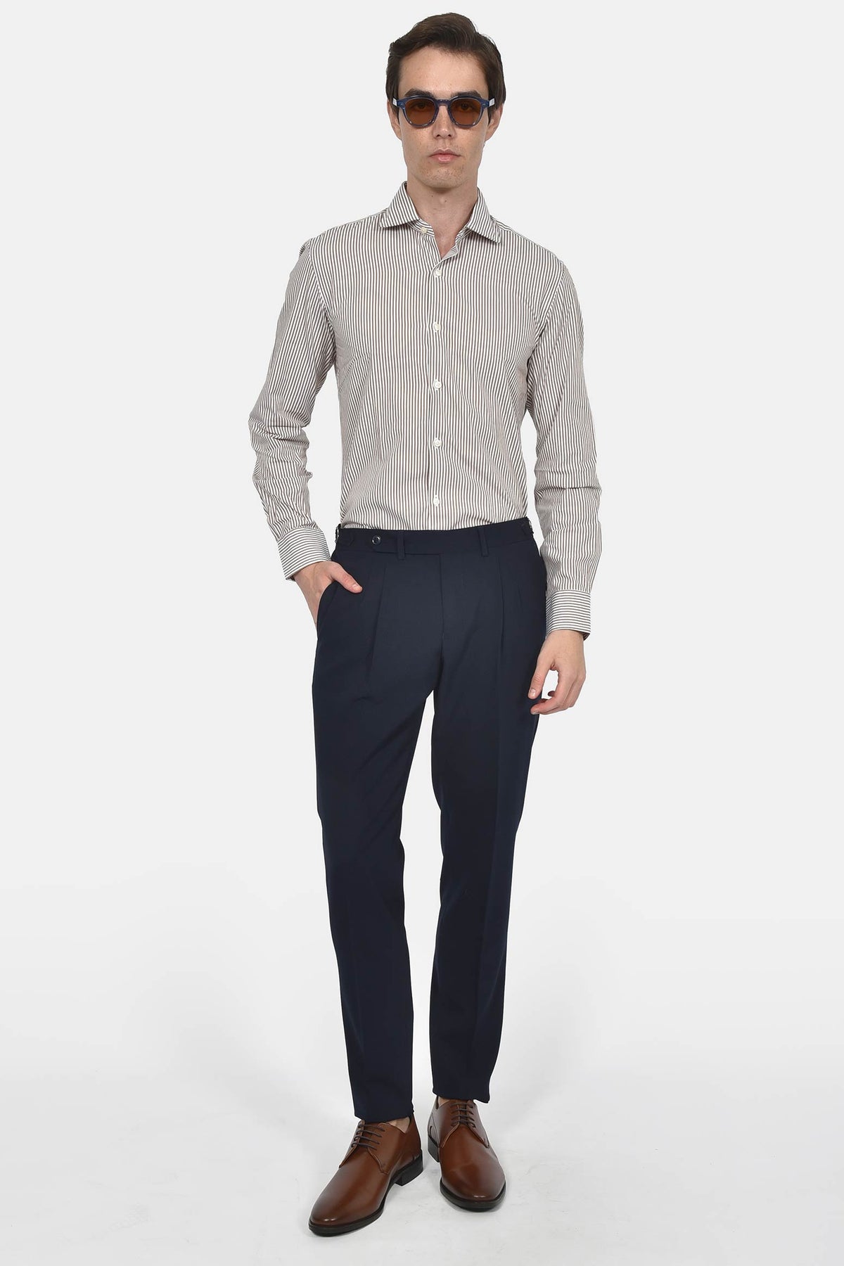 ανδρικό-παντελόνι-με-πιέτα-slim-fit-με-πλαϊνή-αγκράφα-ρύθμισης-για-κομψές-εμφανίσεις