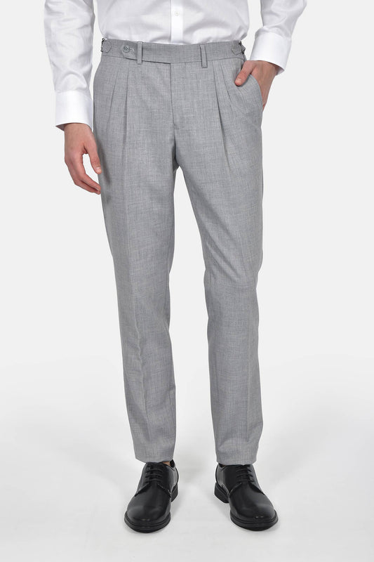 ανδρικό-παντελόνι-με-πιέτα-slim-fit-με-πλαϊνή-αγκράφα-ρύθμισης-για-κομψές-εμφανίσεις