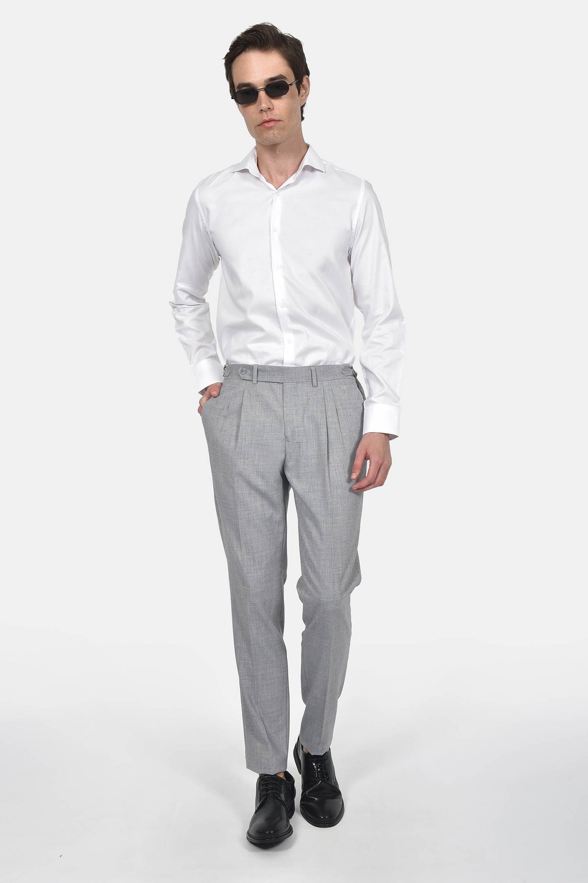 ανδρικό-παντελόνι-με-πιέτα-slim-fit-με-πλαϊνή-αγκράφα-ρύθμισης-για-κομψές-εμφανίσεις