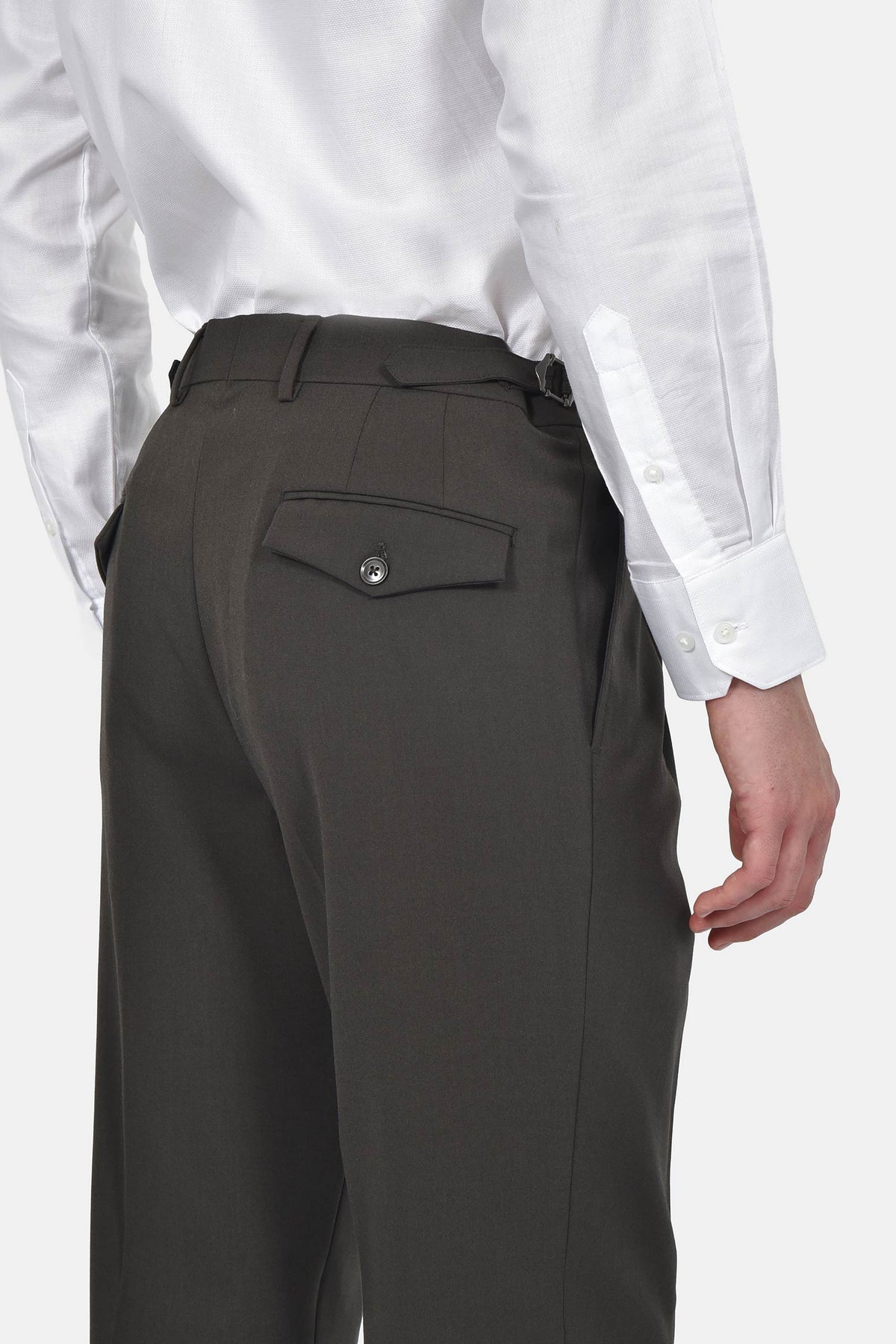 ανδρικό-παντελόνι-με-πιέτα-slim-fit-με-πλαϊνή-αγκράφα-ρύθμισης-για-κομψές-εμφανίσεις