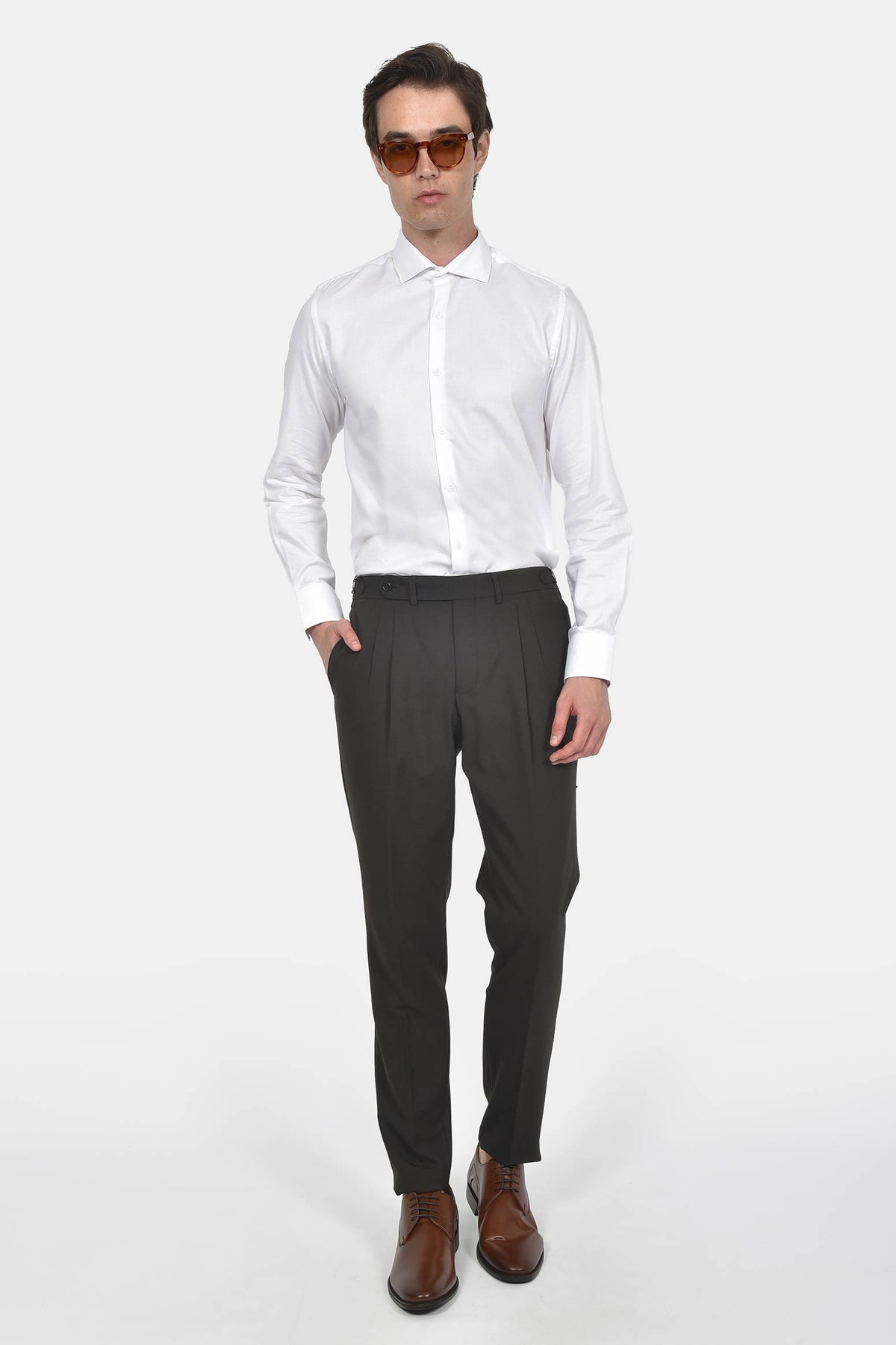 ανδρικό-παντελόνι-με-πιέτα-slim-fit-με-πλαϊνή-αγκράφα-ρύθμισης-για-κομψές-εμφανίσεις