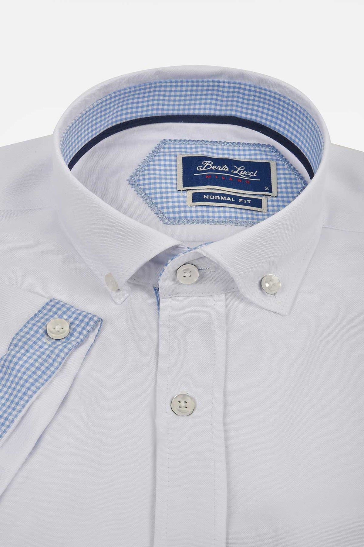 ανδρικό-κοντομάνικο-button-down-πουκάμισο-normal-fit-με-διακριτική-καρό-λεπτομέρεια-στον-γιακά