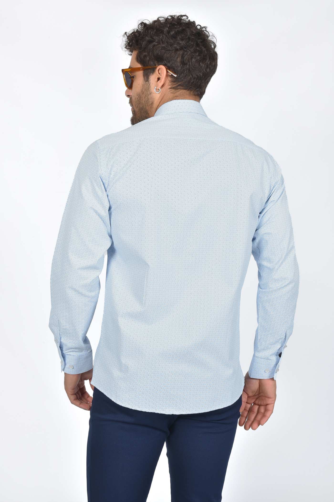 ανδρικό-καλοκαιρινό-πουκάμισο-με-διακριτικό-εμπριμέ-μοτίβο