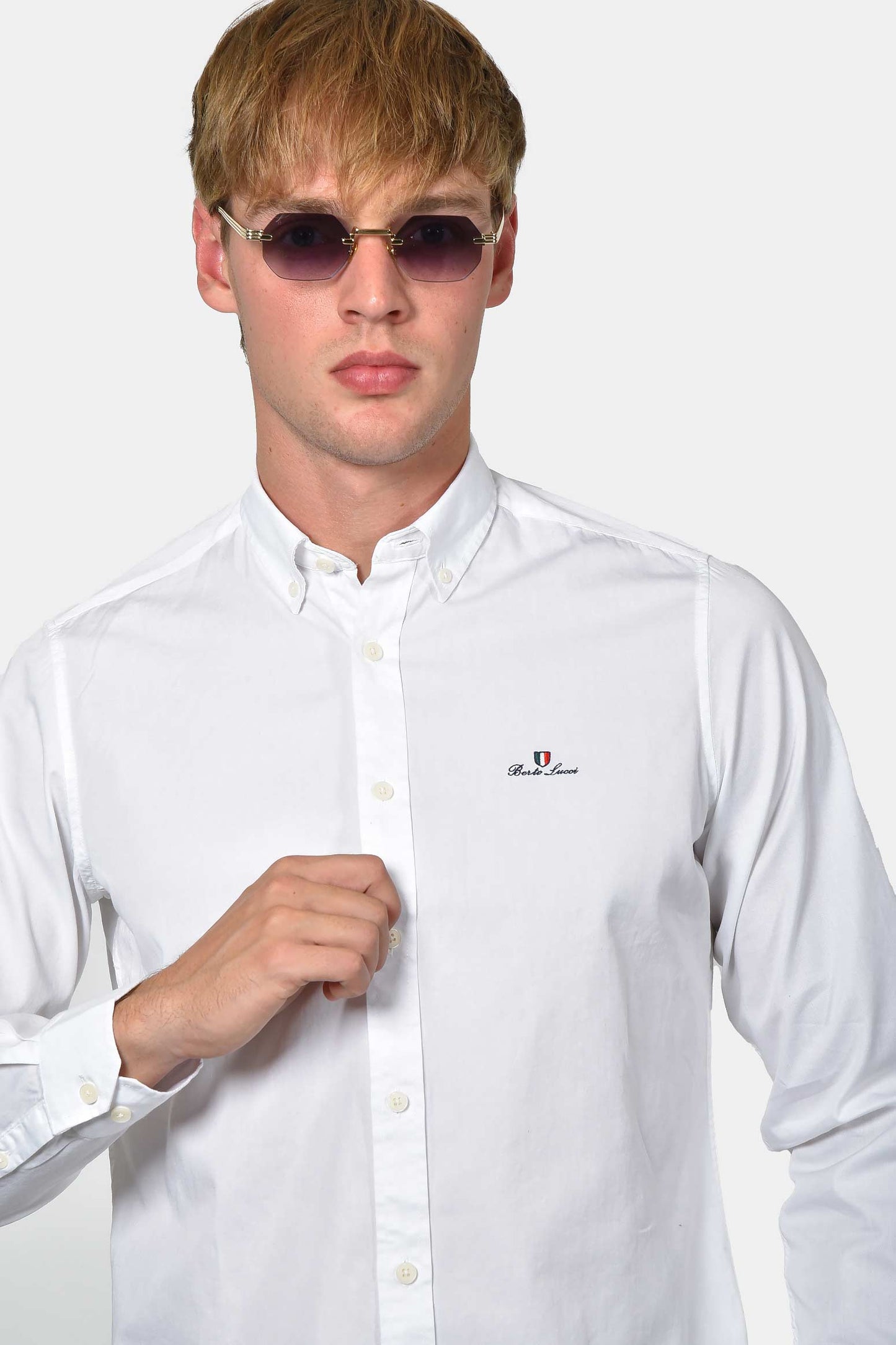 ανδρικό-πουκάμισο-button-down-custom-fit-100%-βαμβακερό-με-διακριτικό-κέντημα-στήθους