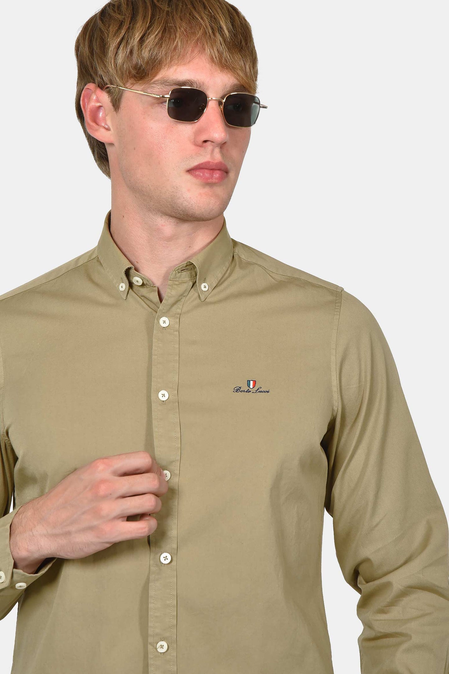 ανδρικό-πουκάμισο-button-down-custom-fit-100%-βαμβακερό-με-διακριτικό-κέντημα-στήθους