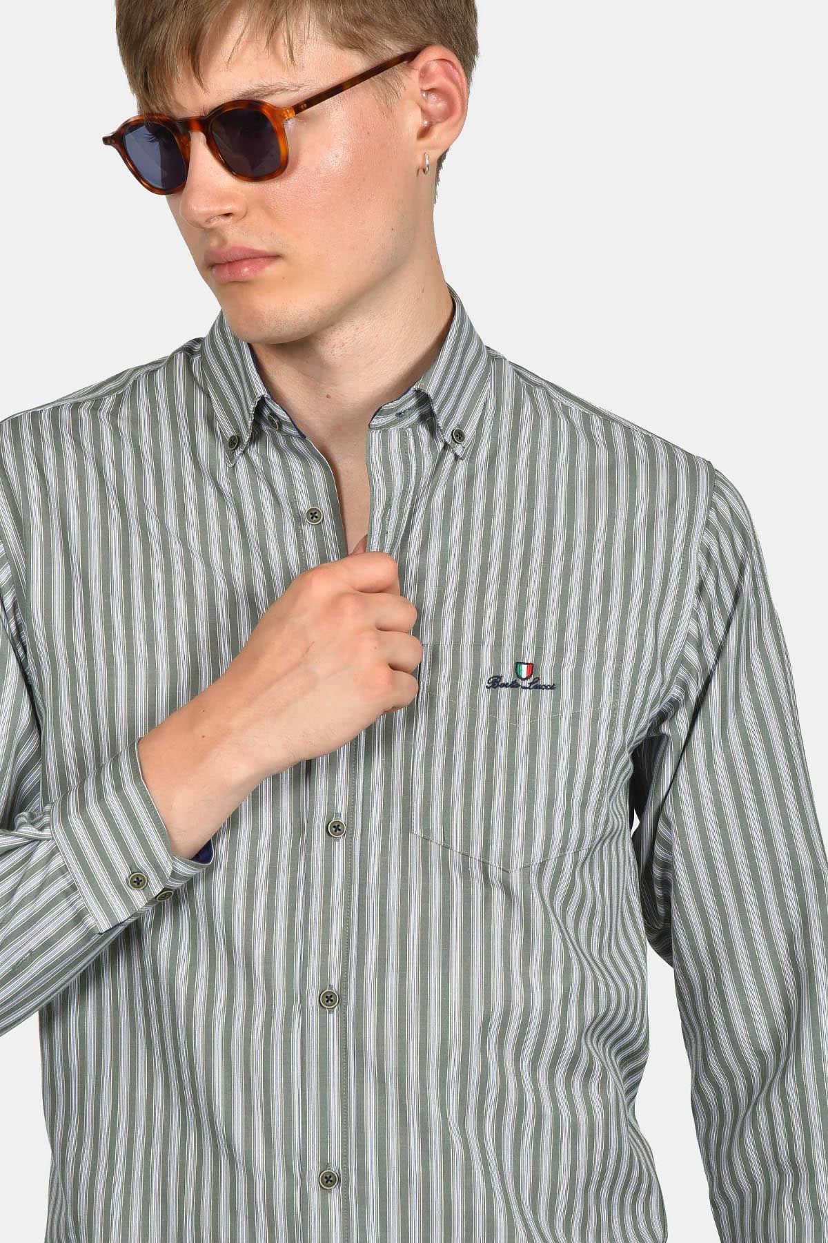 ανδρικό-ριγέ-πουκάμισο-slim-fit-με-τσέπη-στο-στήθος