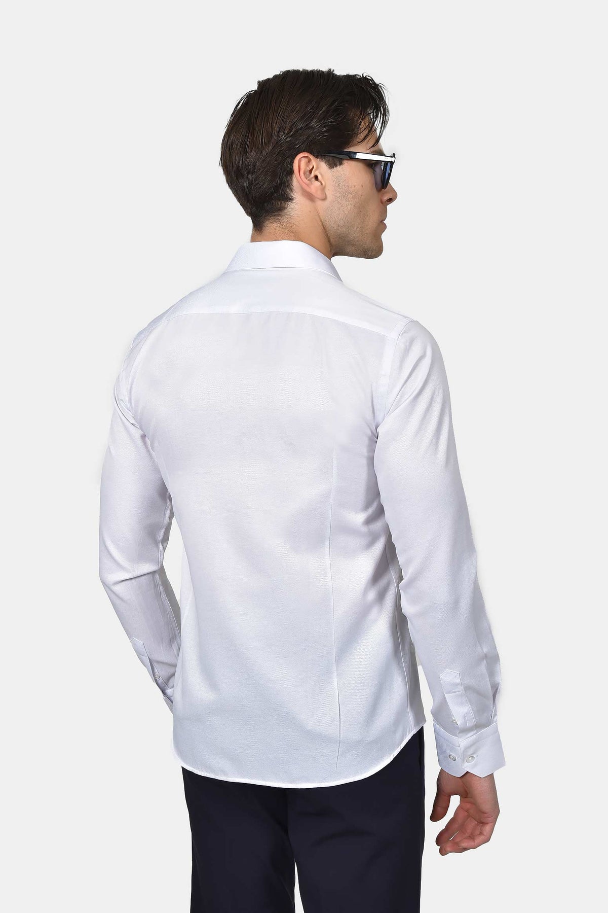 ανδρικό-επίσημο-πουκάμισο-slim-fit-με-ανοιχτό-γιακά-για-κομψές-εμφανίσεις