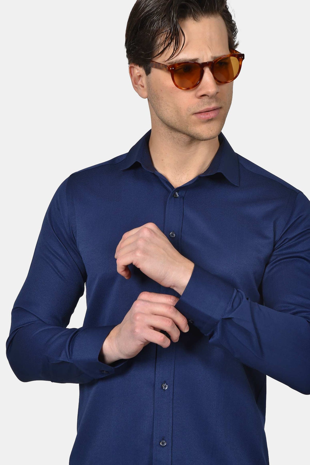 ανδρικό-επίσημο-πουκάμισο-slim-fit-με-ανοιχτό-γιακά-για-κομψές-εμφανίσεις