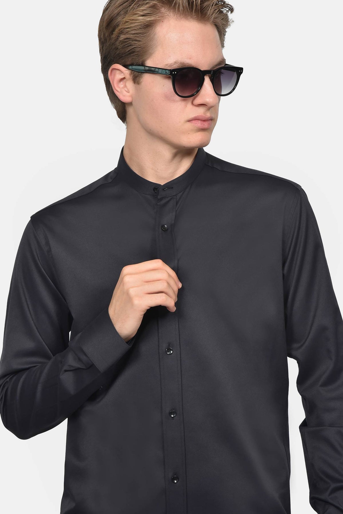 ανδρικό-επίσημο-πουκάμισο-με-γιακά-μάο-slim-fit-&-σατέν-όψη-για-μοντέρνο-στυλ