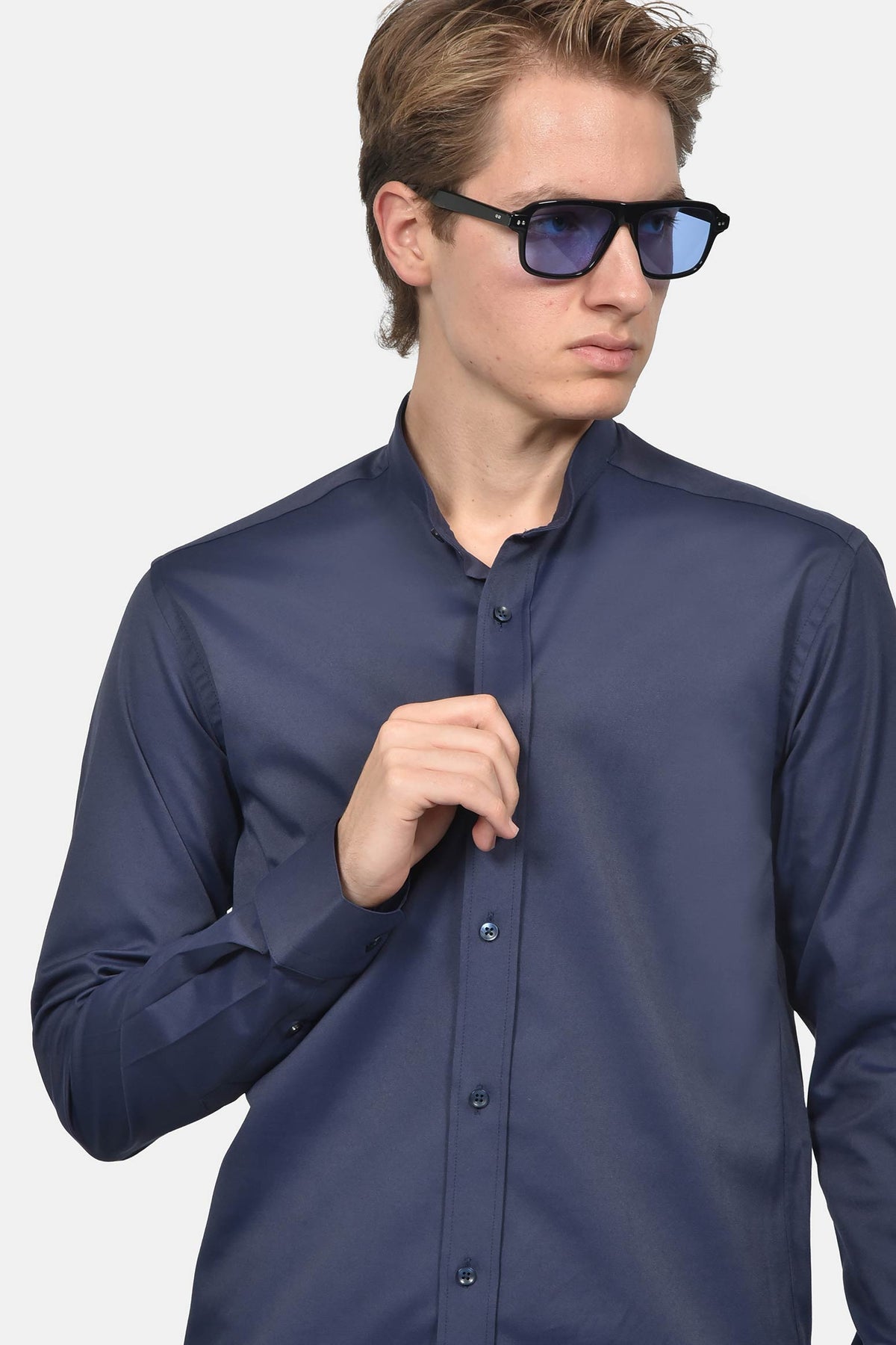 ανδρικό-επίσημο-πουκάμισο-με-γιακά-μάο-slim-fit-&-σατέν-όψη-για-μοντέρνο-στυλ