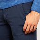 ανδρικό-βαμβακερό-chinos-παντελόνι-με-κέντημα-BL-στη-τσέπη