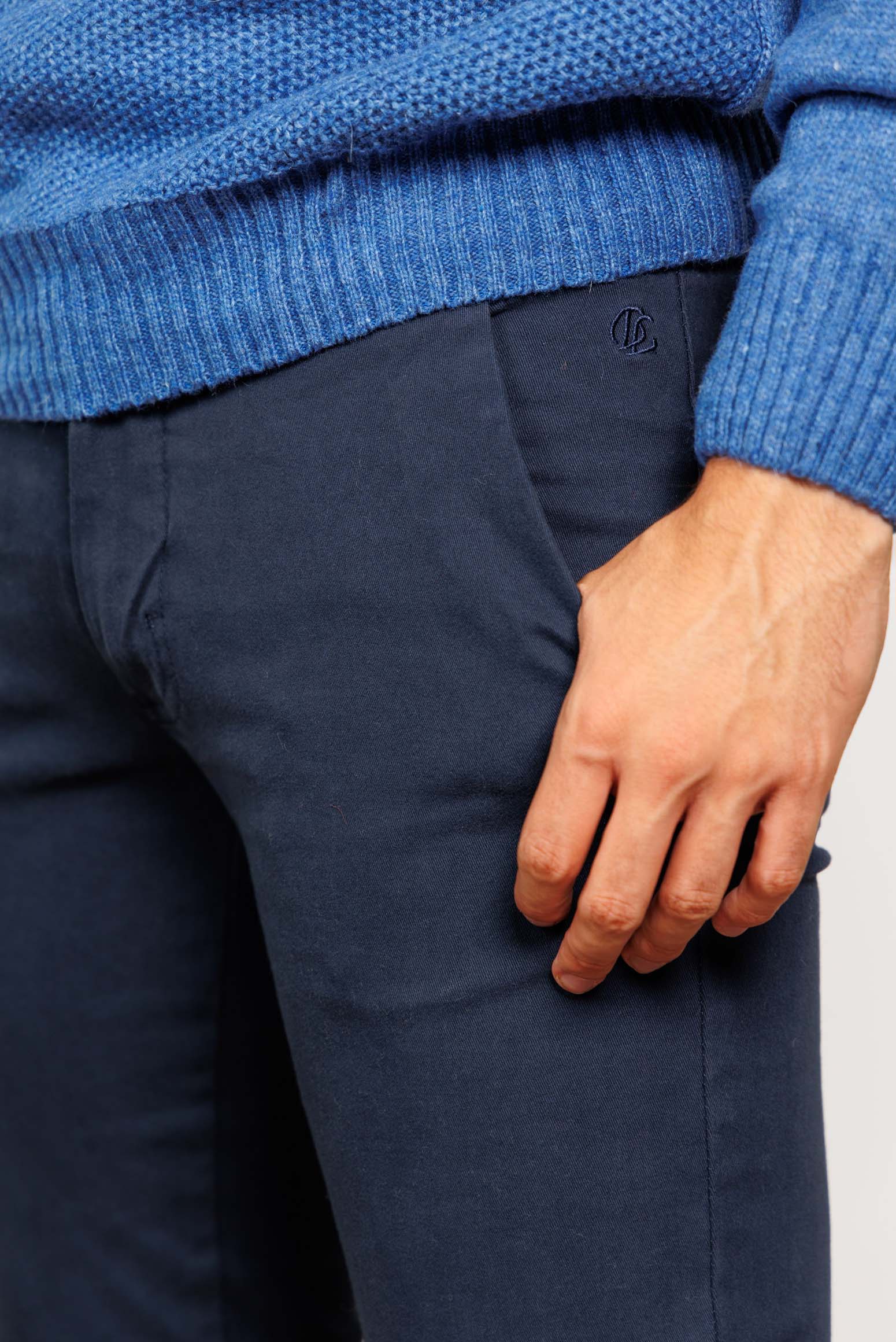 ανδρικό-βαμβακερό-chinos-παντελόνι-με-κέντημα-BL-στη-τσέπη