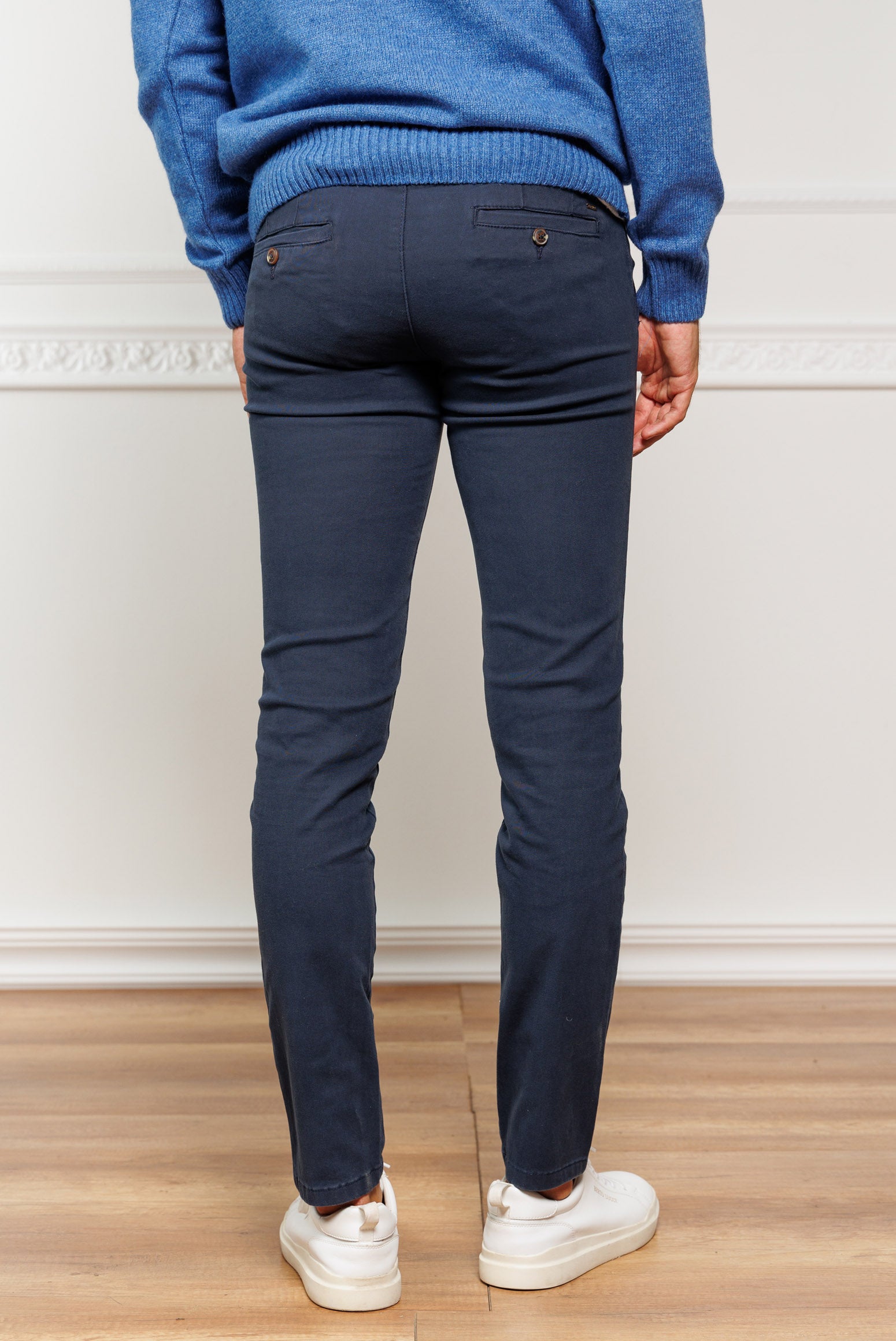 ανδρικό-βαμβακερό-chinos-παντελόνι-με-κέντημα-BL-στη-τσέπη