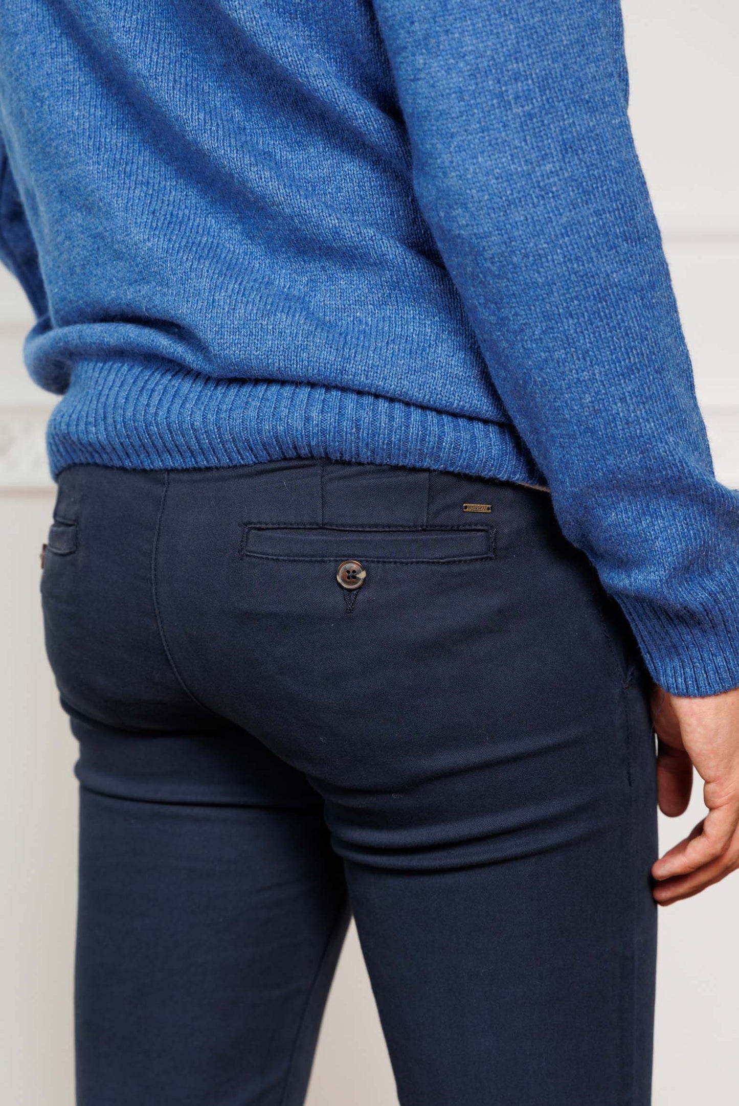 ανδρικό-βαμβακερό-chinos-παντελόνι-με-κέντημα-BL-στη-τσέπη