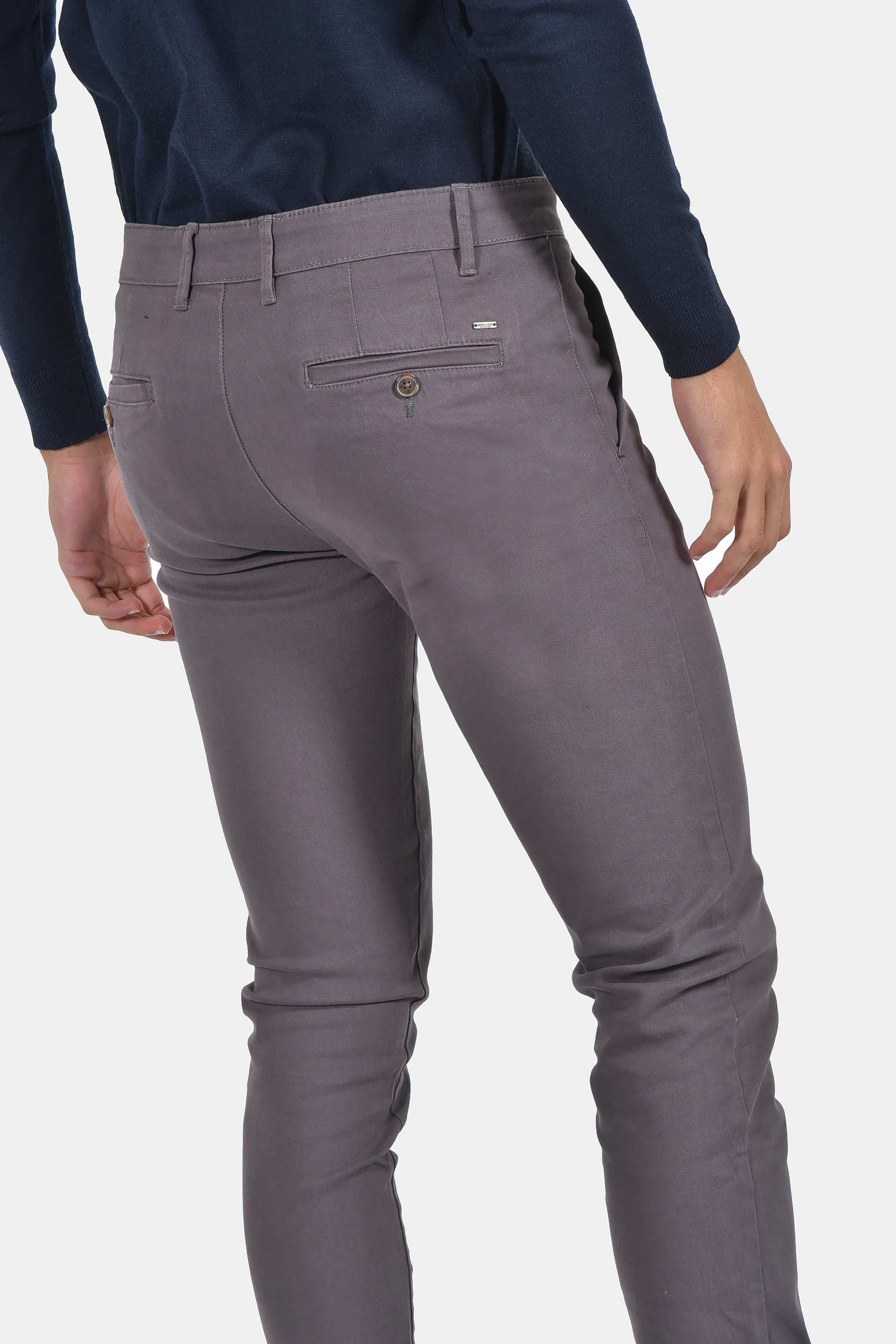 ανδρικό-βαμβακερό-chinos-παντελόνι-με-κέντημα-BL-στη-τσέπη