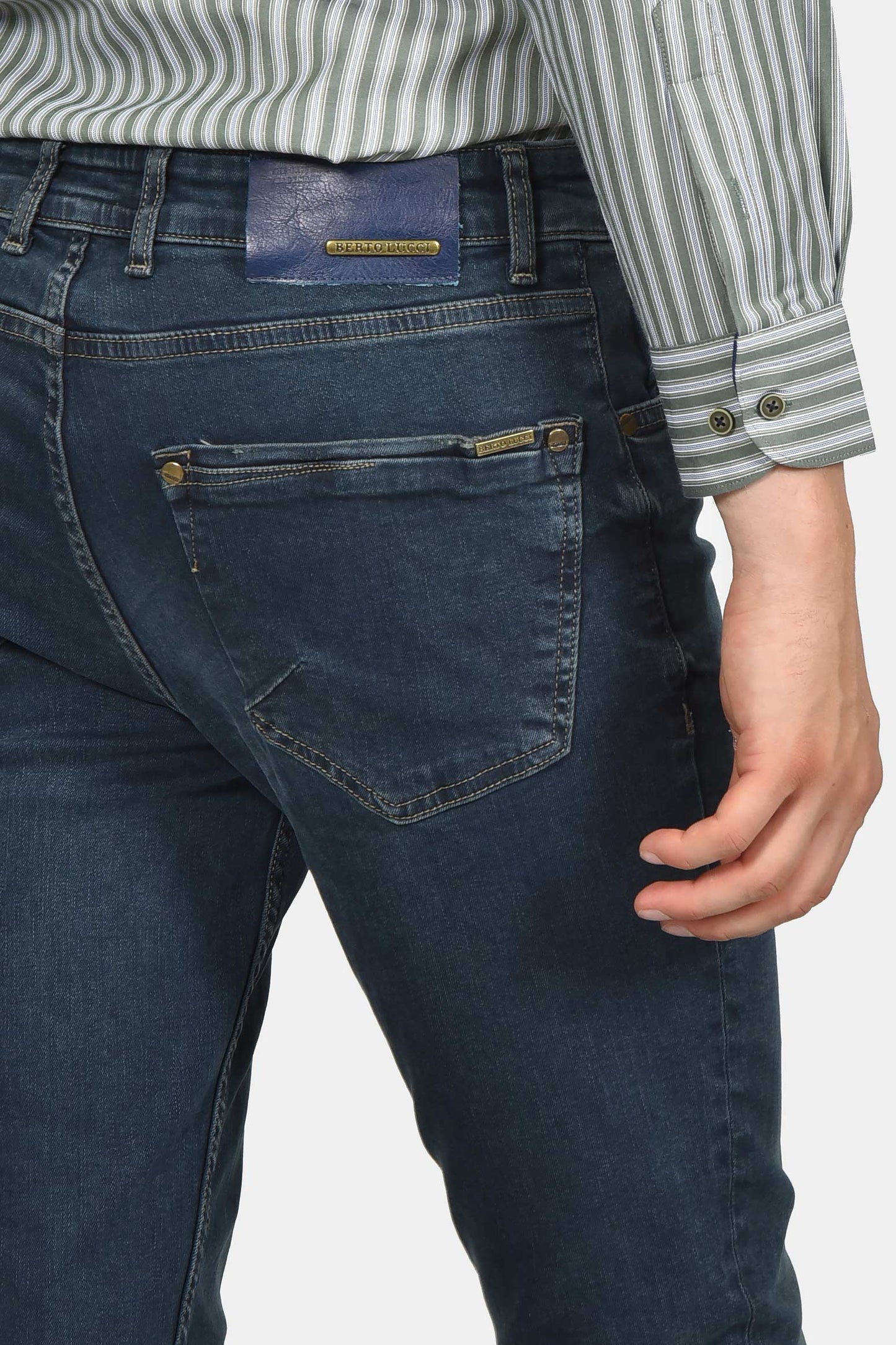 ανδρικό-τζιν-παντελόνι-slim-fit-με-ελαφρύ-ξέβαμμα