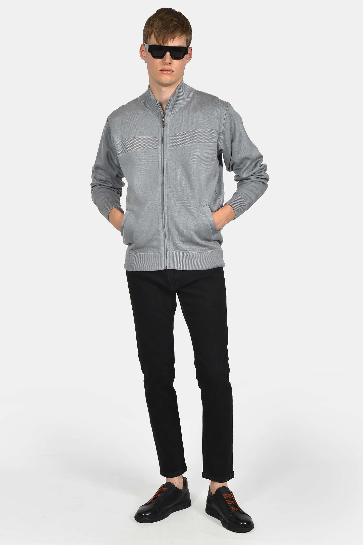 ανδρικό-τζιν-παντελόνι-classic-fit-από-βαμβακερό-ύφασμα-απαλό-στην-αφή-με-φυσική-ελαστικότητα