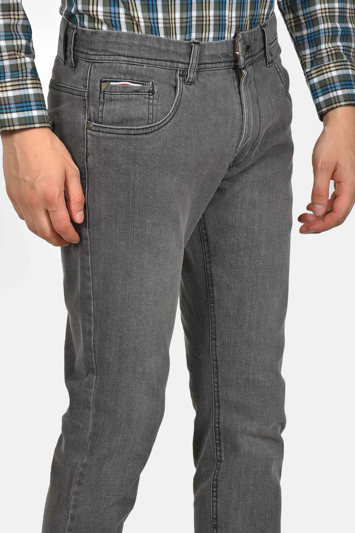 Ανακάλυψε το ανδρικό τζιν παντελόνι classic fit από βαμβακερό ύφασμα – μαλακή υφή και άνεση σε κάθε κίνηση από την νέα collection της Berto Lucci. Ποιοτικές λύσεις για τον σύγχρονο άντρα.