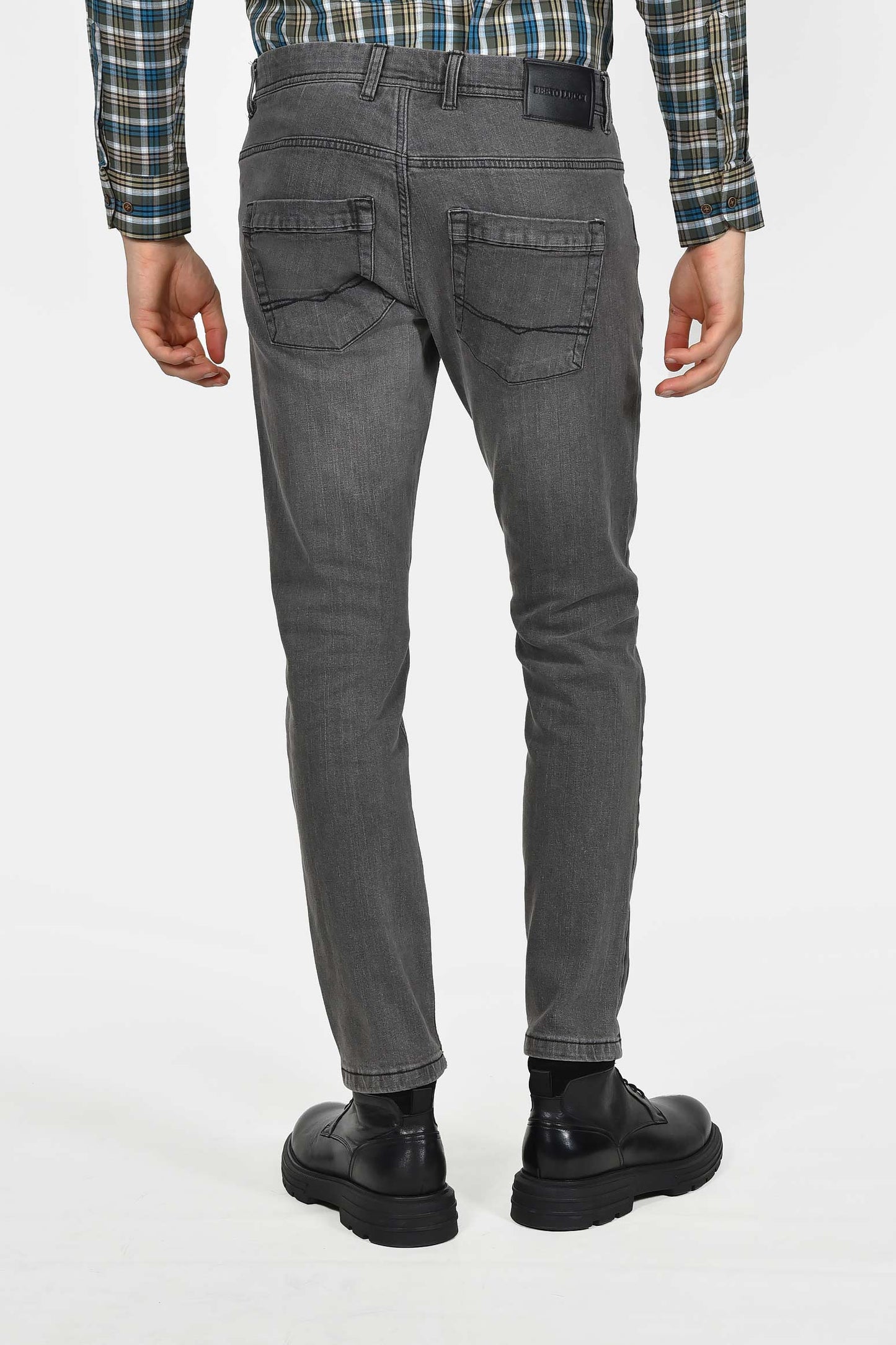 Ανακάλυψε το ανδρικό τζιν παντελόνι classic fit από βαμβακερό ύφασμα – μαλακή υφή και άνεση σε κάθε κίνηση από την νέα collection της Berto Lucci. Ποιοτικές λύσεις για τον σύγχρονο άντρα.