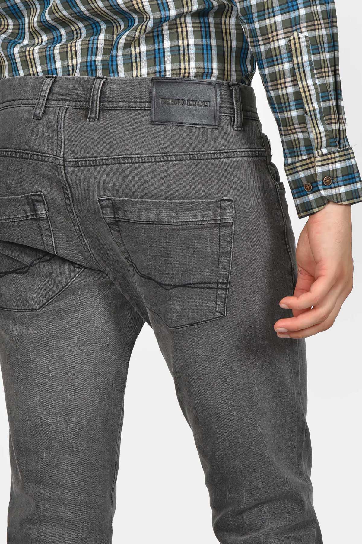 Ανακάλυψε το ανδρικό τζιν παντελόνι classic fit από βαμβακερό ύφασμα – μαλακή υφή και άνεση σε κάθε κίνηση από την νέα collection της Berto Lucci. Ποιοτικές λύσεις για τον σύγχρονο άντρα.