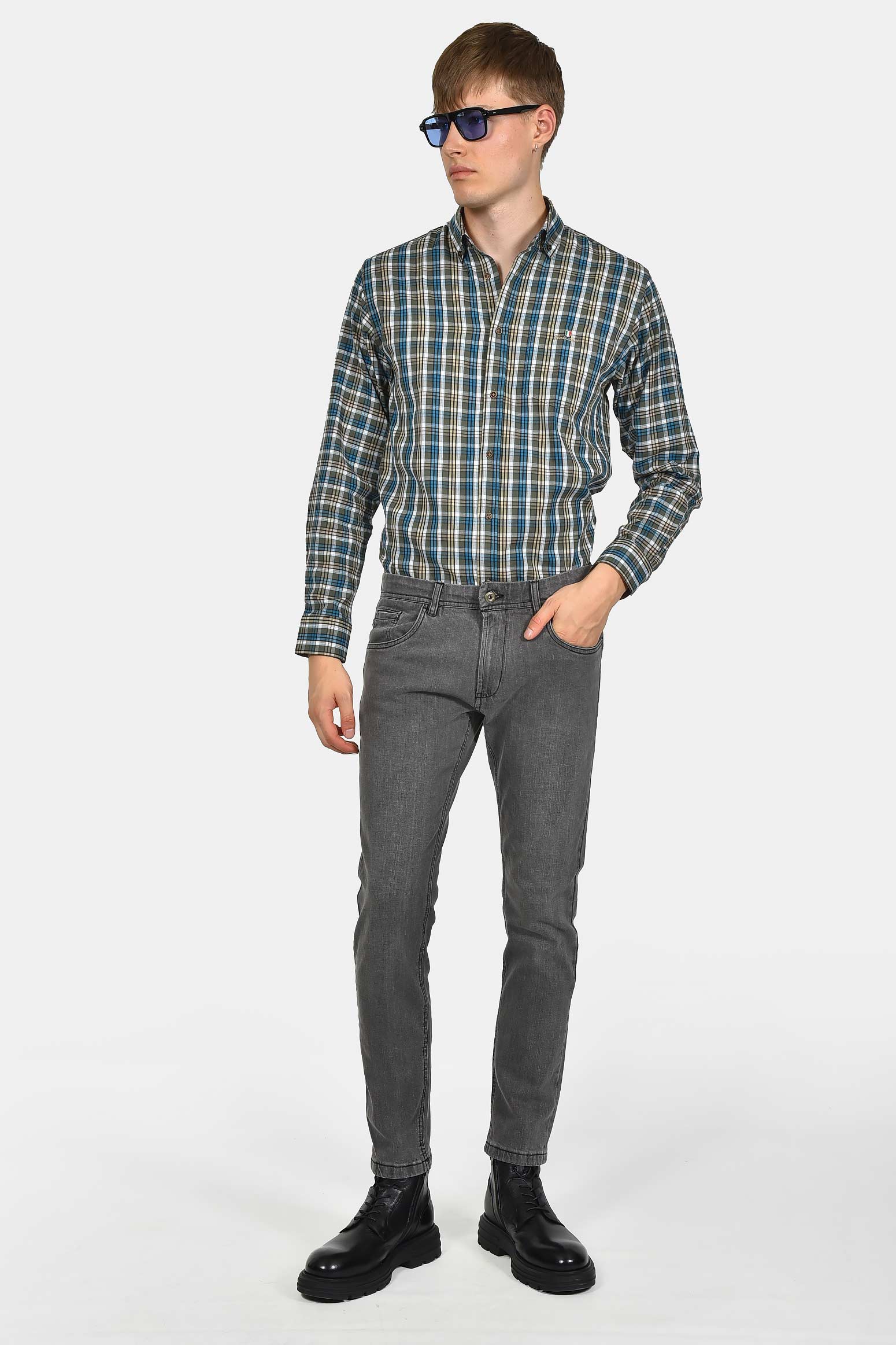 Ανακάλυψε το ανδρικό τζιν παντελόνι classic fit από βαμβακερό ύφασμα – μαλακή υφή και άνεση σε κάθε κίνηση από την νέα collection της Berto Lucci. Ποιοτικές λύσεις για τον σύγχρονο άντρα.