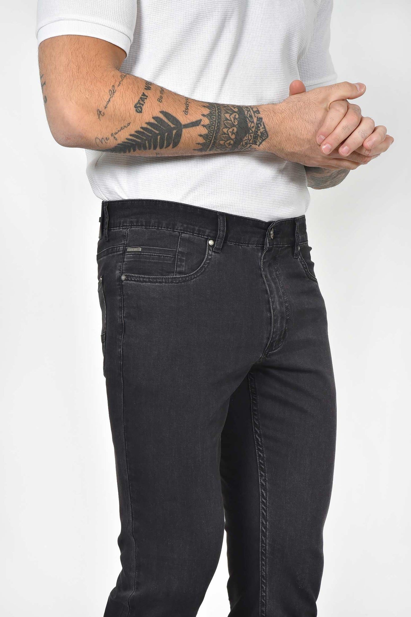 ανδρικό-τζιν-παντελόνι-slim-fit-με-καθαρή-γραμμή-&-σύγχρονο-urban-style