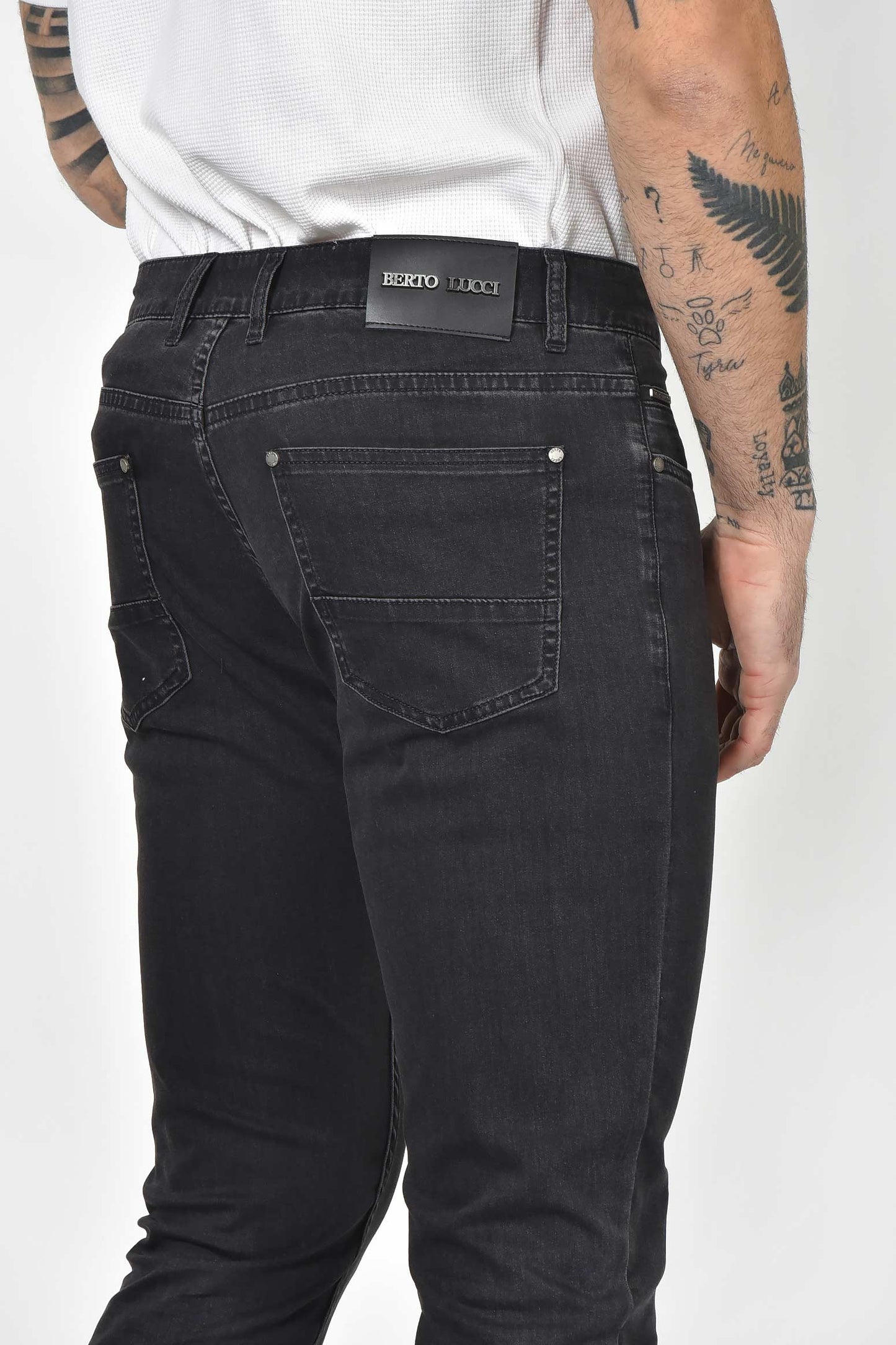 ανδρικό-τζιν-παντελόνι-slim-fit-με-καθαρή-γραμμή-&-σύγχρονο-urban-style