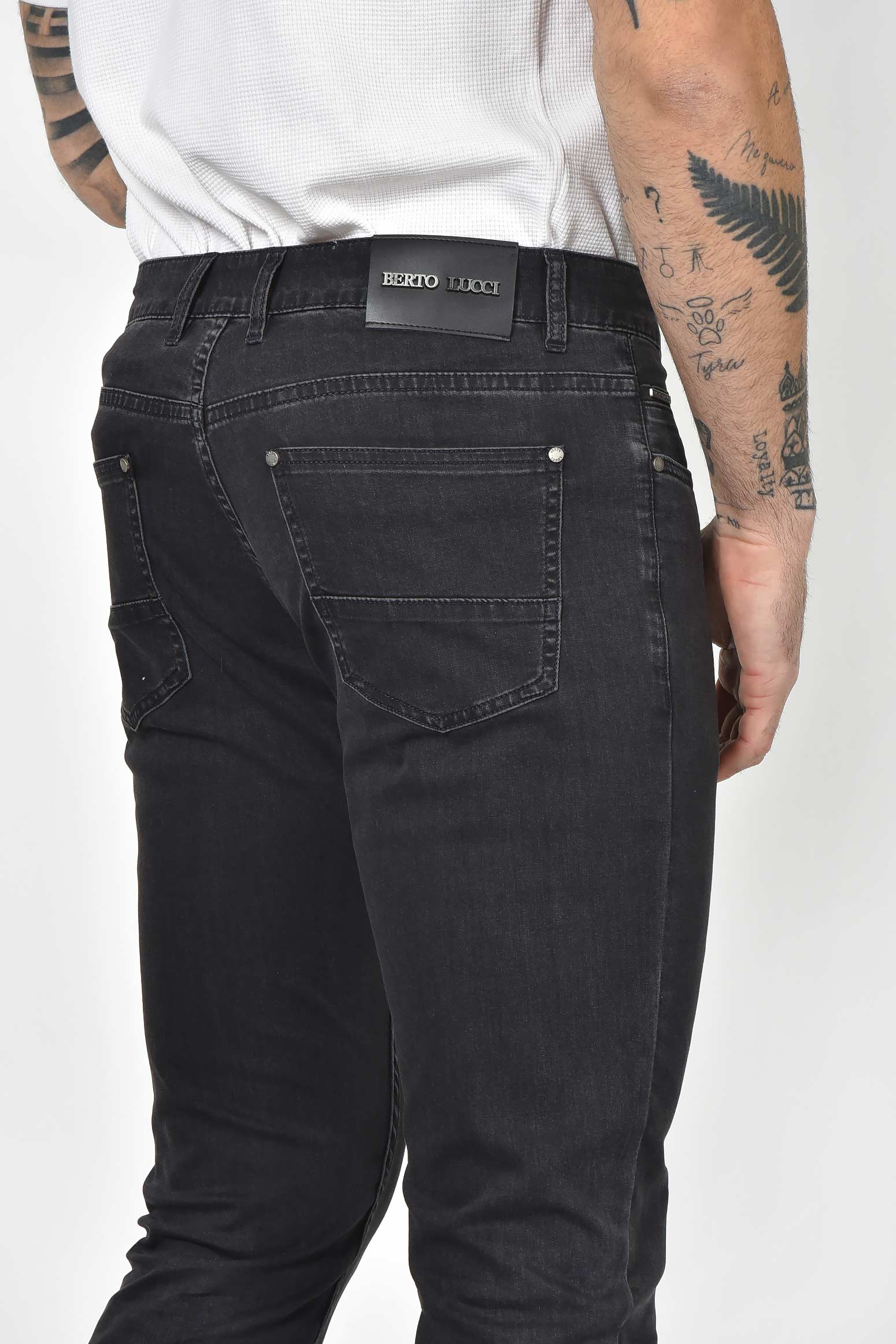 ανδρικό-τζιν-παντελόνι-slim-fit-με-καθαρή-γραμμή-&-σύγχρονο-urban-style