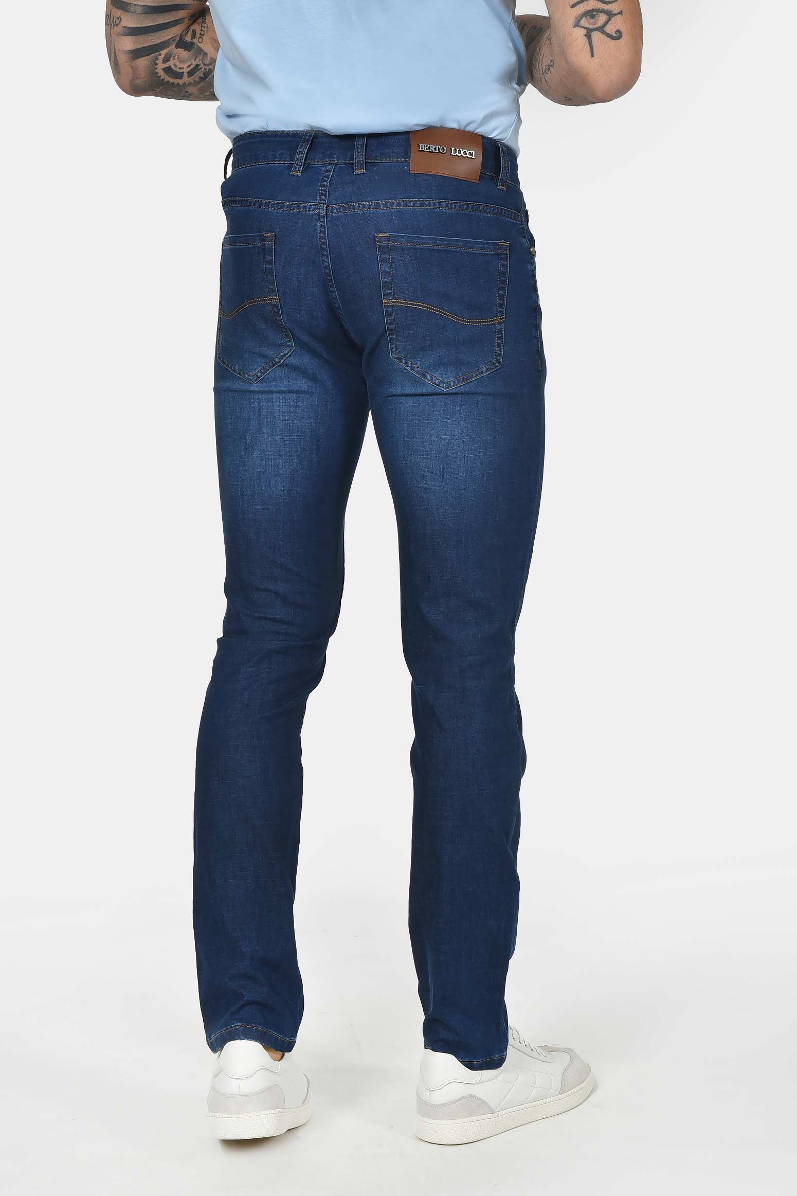 ανδρικό-τζιν-παντελόνι-classic-fit-με-καθαρή-γραμμή-&-διαχρονικό-denim-style