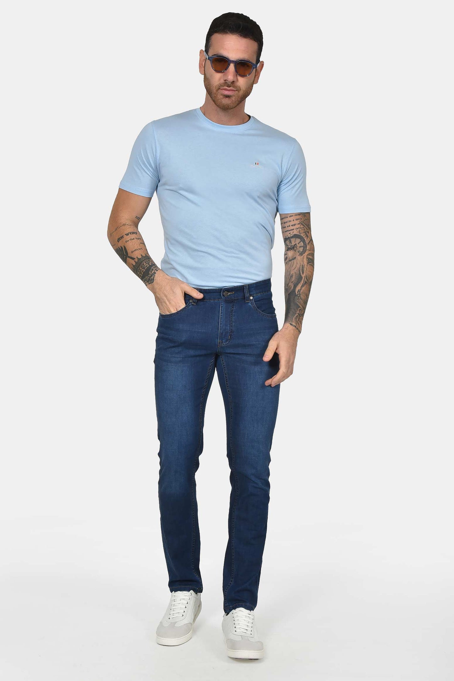 ανδρικό-τζιν-παντελόνι-classic-fit-με-καθαρή-γραμμή-&-διαχρονικό-denim-style