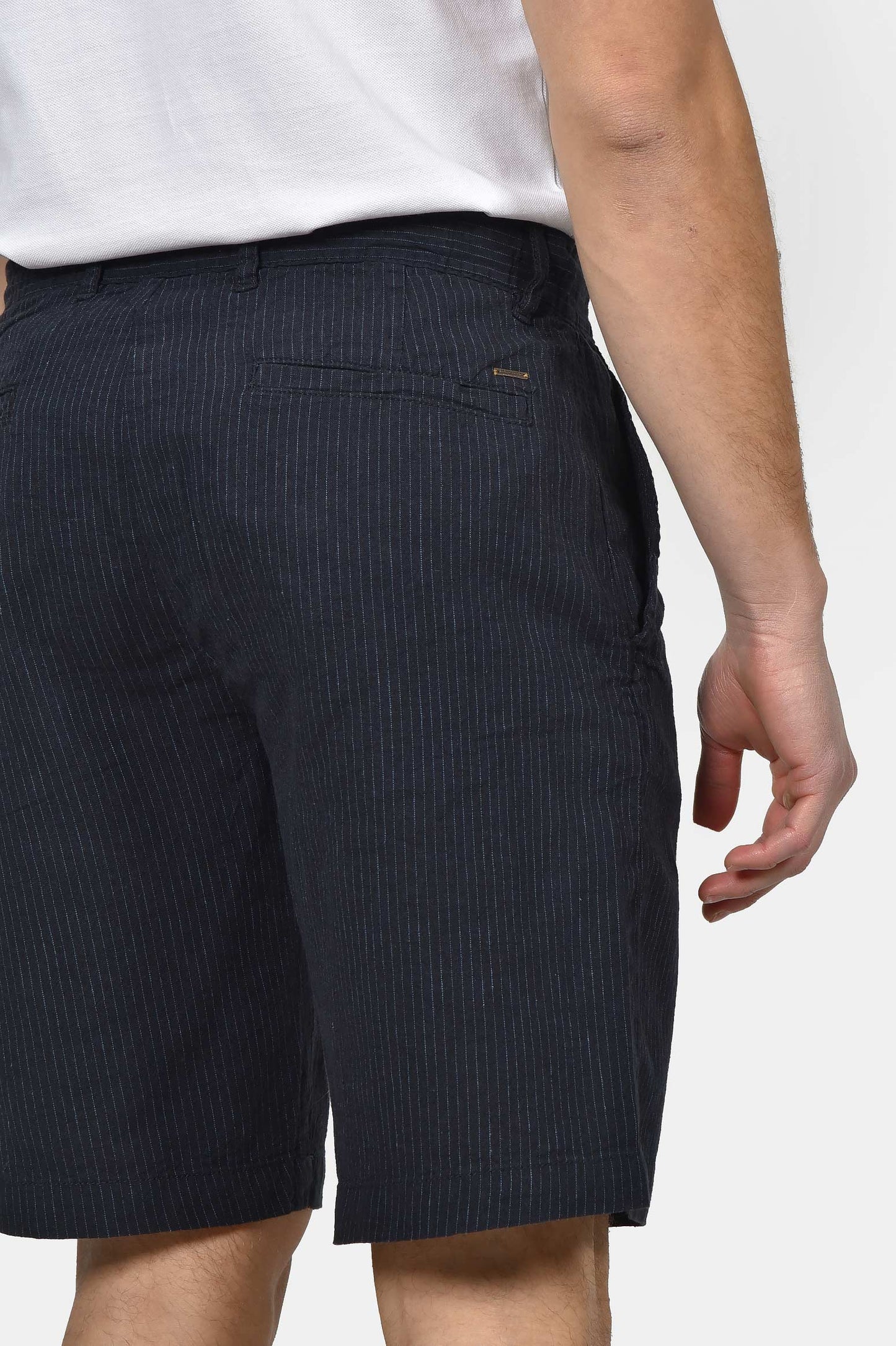 ανδρική-chinos-βερμούδα-normal-fit-από-λινό-&-βαμβάκι-με-λεπτό-ριγέ-pattern