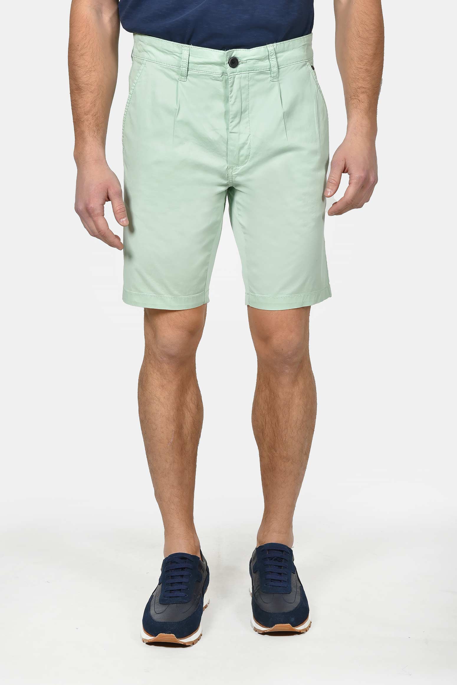 ανδρική-chinos-βερμούδα-βαμβακερή-normal-fit-με-πιέτες-για-άνετη-καλοκαιρινή-εμφάνιση