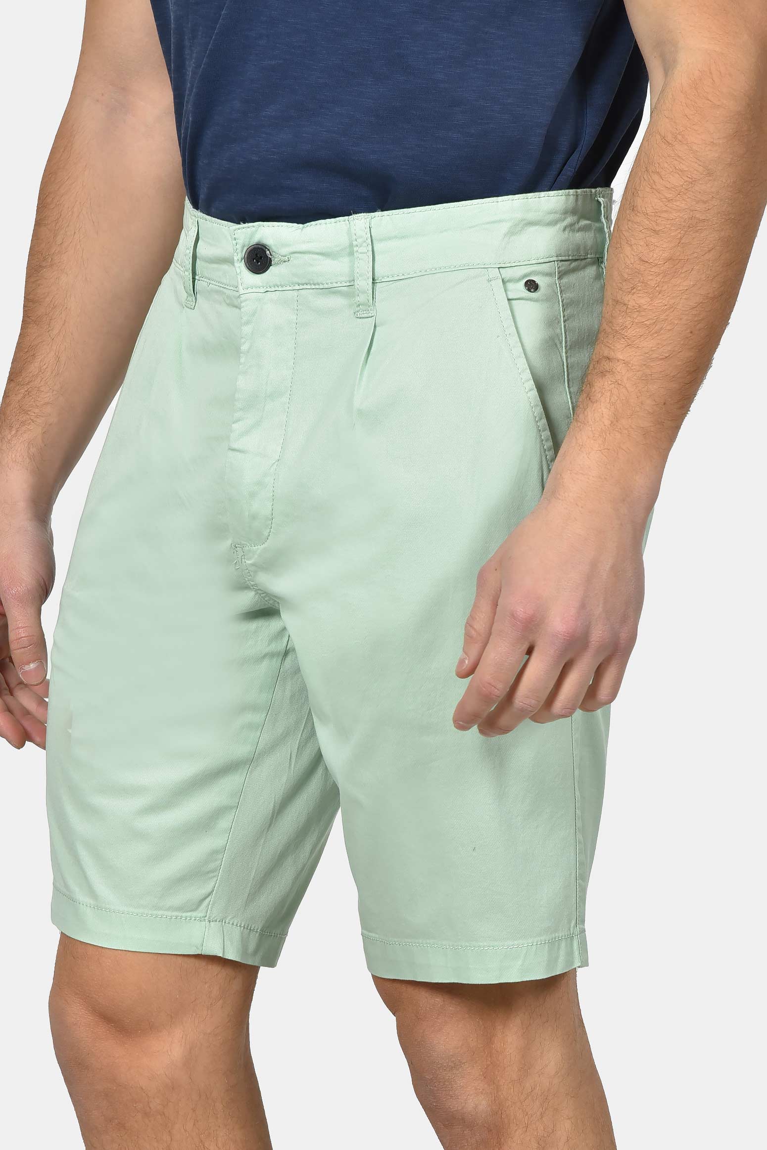 ανδρική-chinos-βερμούδα-βαμβακερή-normal-fit-με-πιέτες-για-άνετη-καλοκαιρινή-εμφάνιση