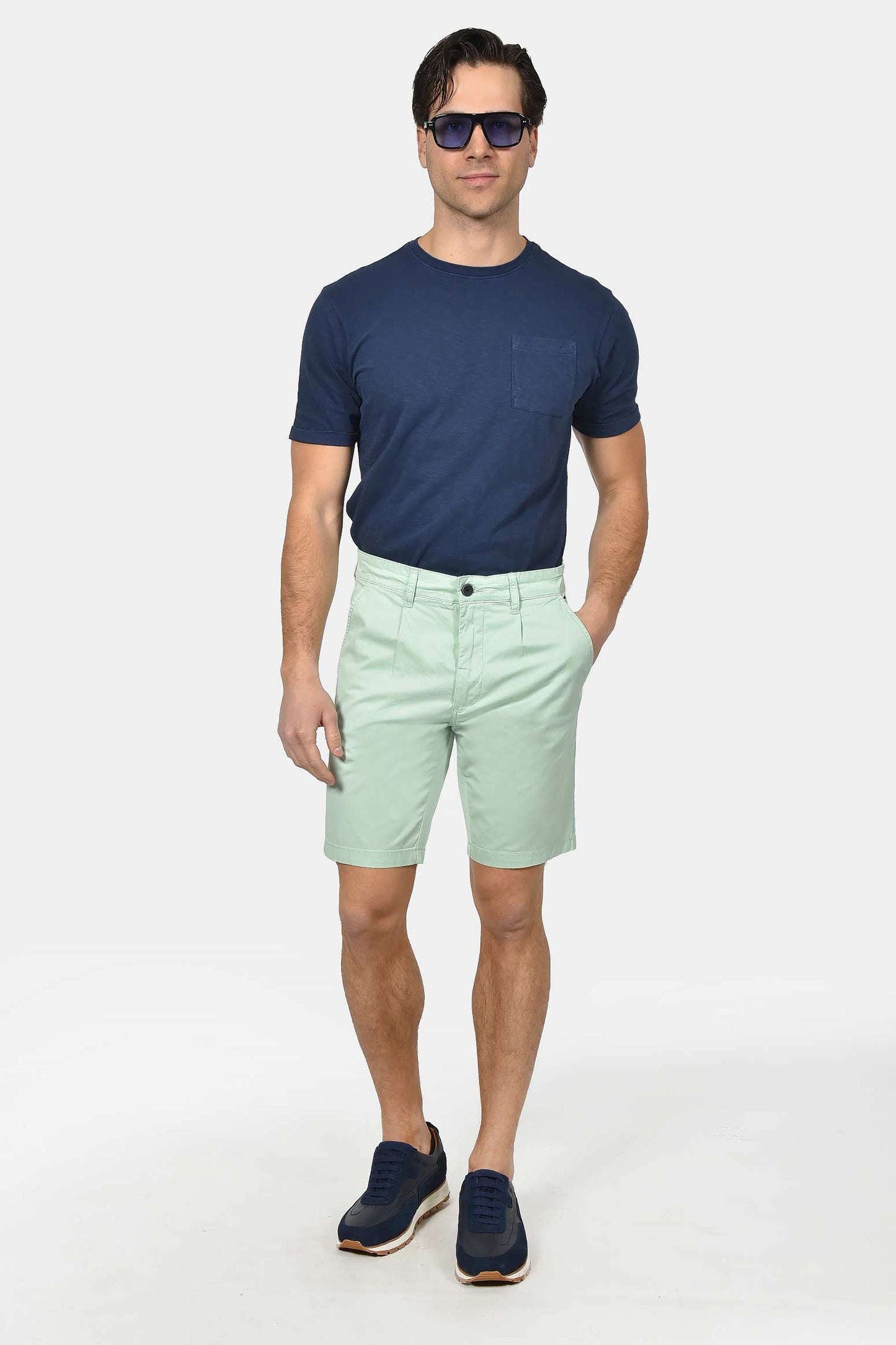 ανδρική-chinos-βερμούδα-βαμβακερή-normal-fit-με-πιέτες-για-άνετη-καλοκαιρινή-εμφάνιση