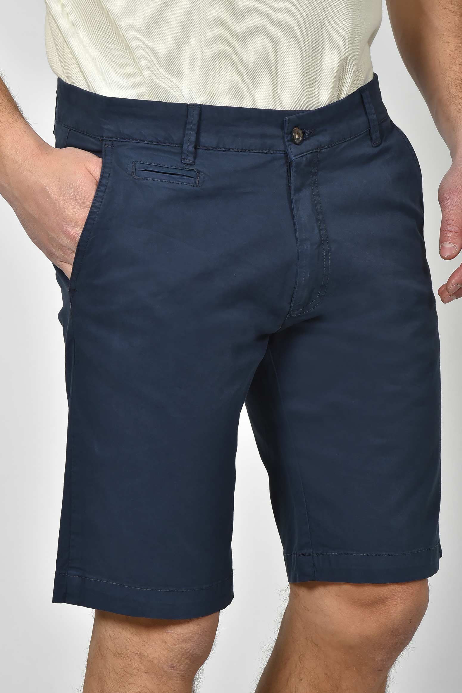 ανδρική-βαμβακερή-chinos-βερμούδα-slim-fit-με-καθαρή-γραμμή-&-ελαστική-άνεση