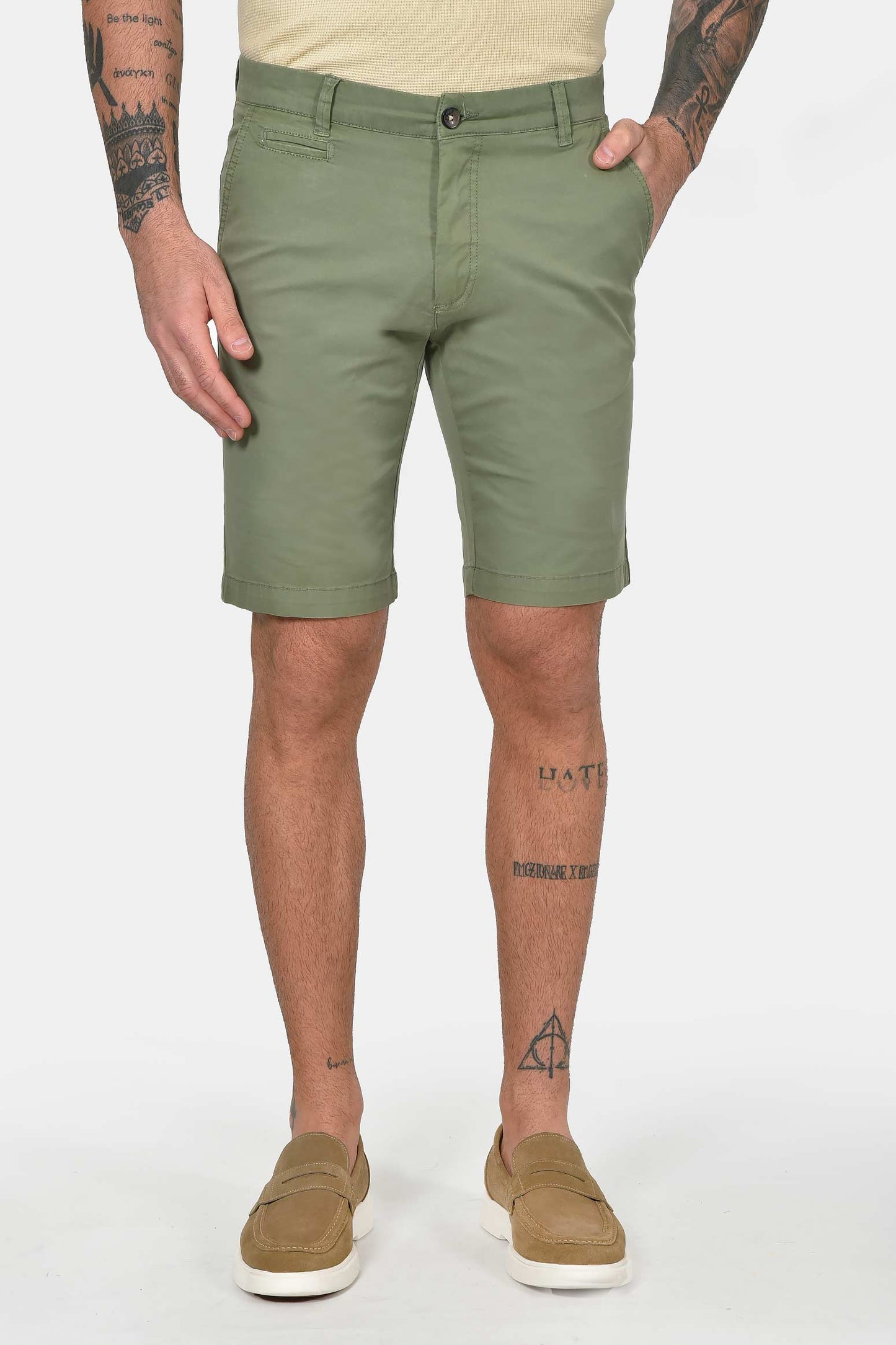 ανδρική-βαμβακερή-chinos-βερμούδα-slim-fit-με-καθαρή-γραμμή-&-ελαστική-άνεση