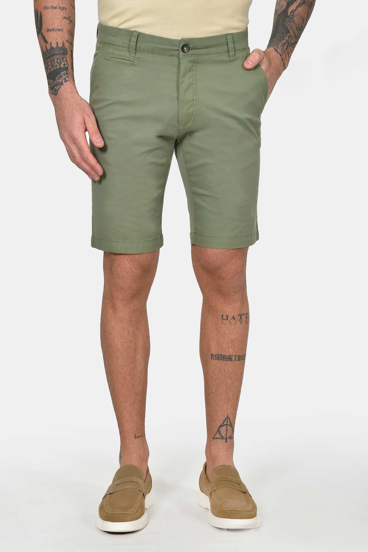 ανδρική-βαμβακερή-chinos-βερμούδα-slim-fit-με-καθαρή-γραμμή-&-ελαστική-άνεση