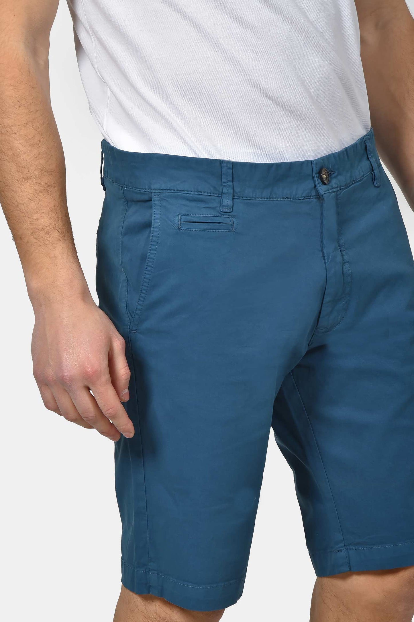 ανδρική-βαμβακερή-chinos-βερμούδα-slim-fit-με-καθαρή-γραμμή-&-ελαστική-άνεση