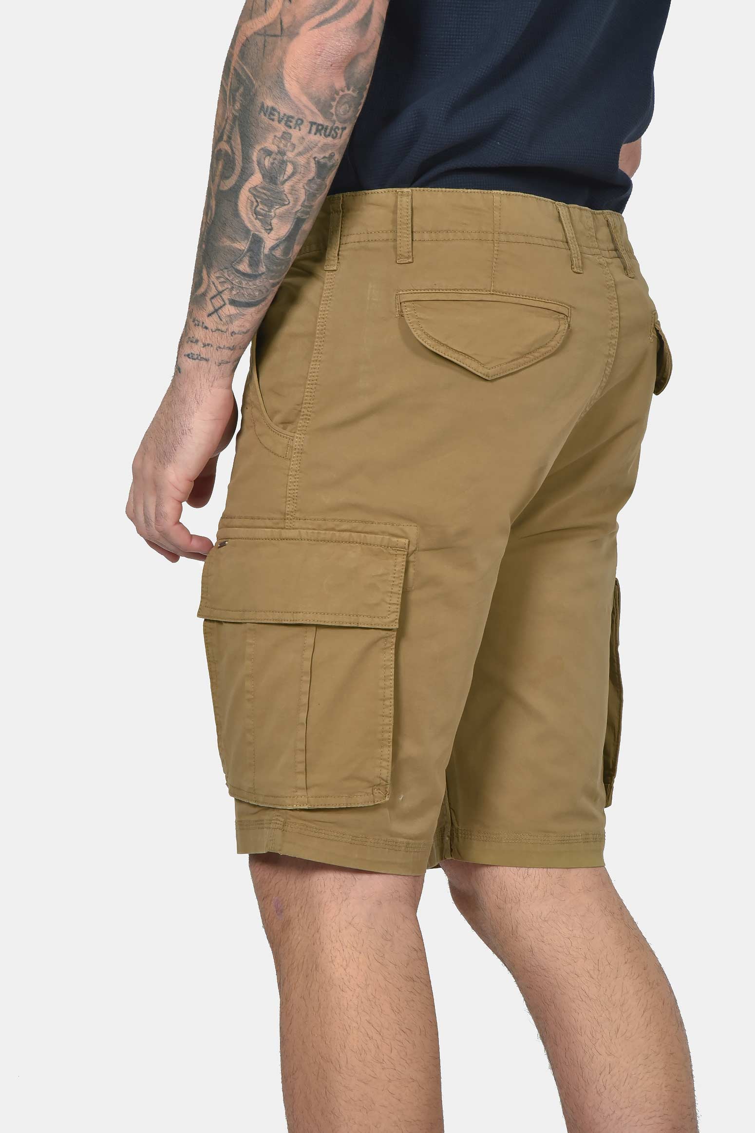 ανδρική-cargo-βερμούδα-slim-fit-με-πλαϊνές-τσέπες-&-ελαστική-άνεση-κινήσεων