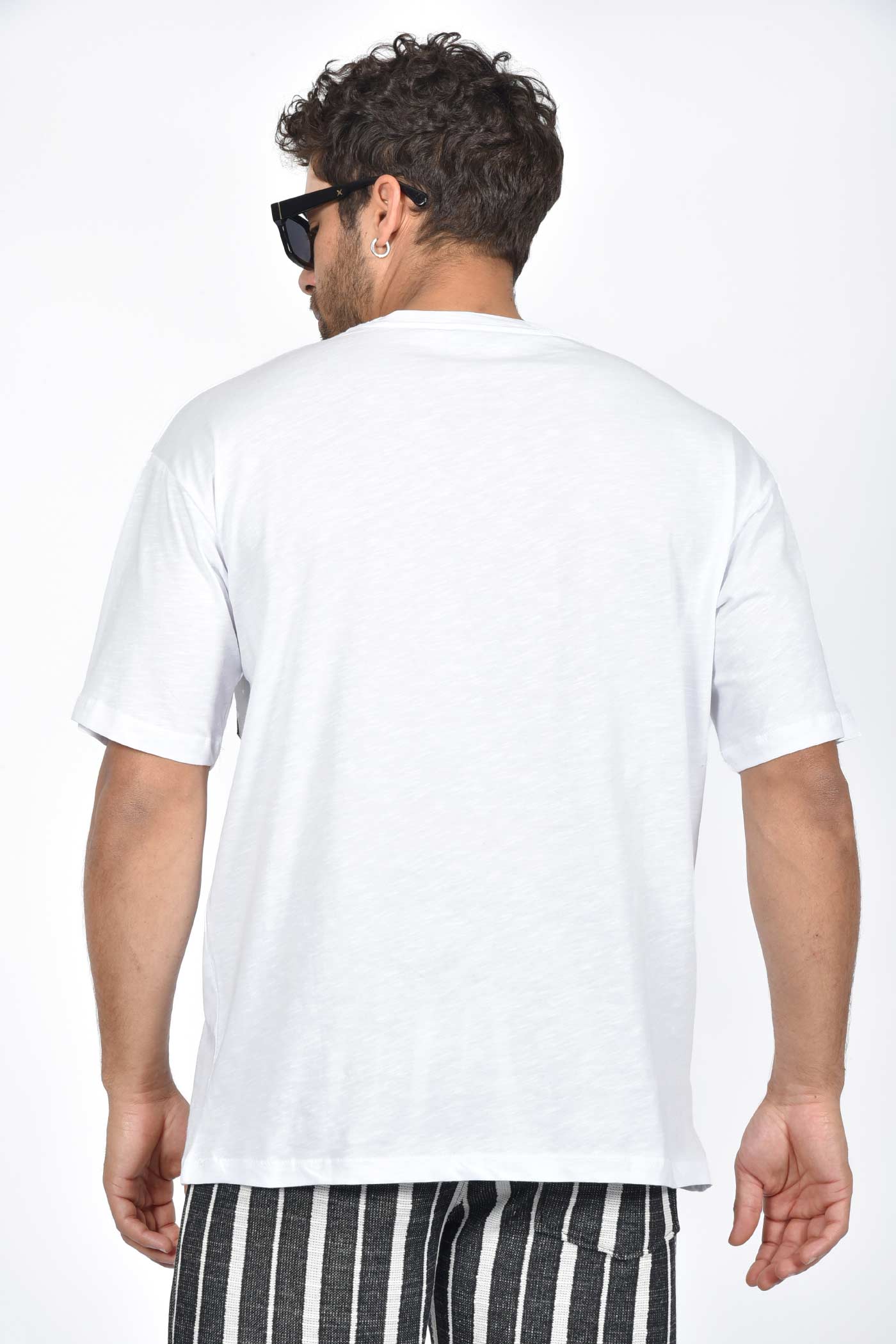 ανδρικό-oversized-t-shirt-με-γκρί-ριγέ-τσέπη