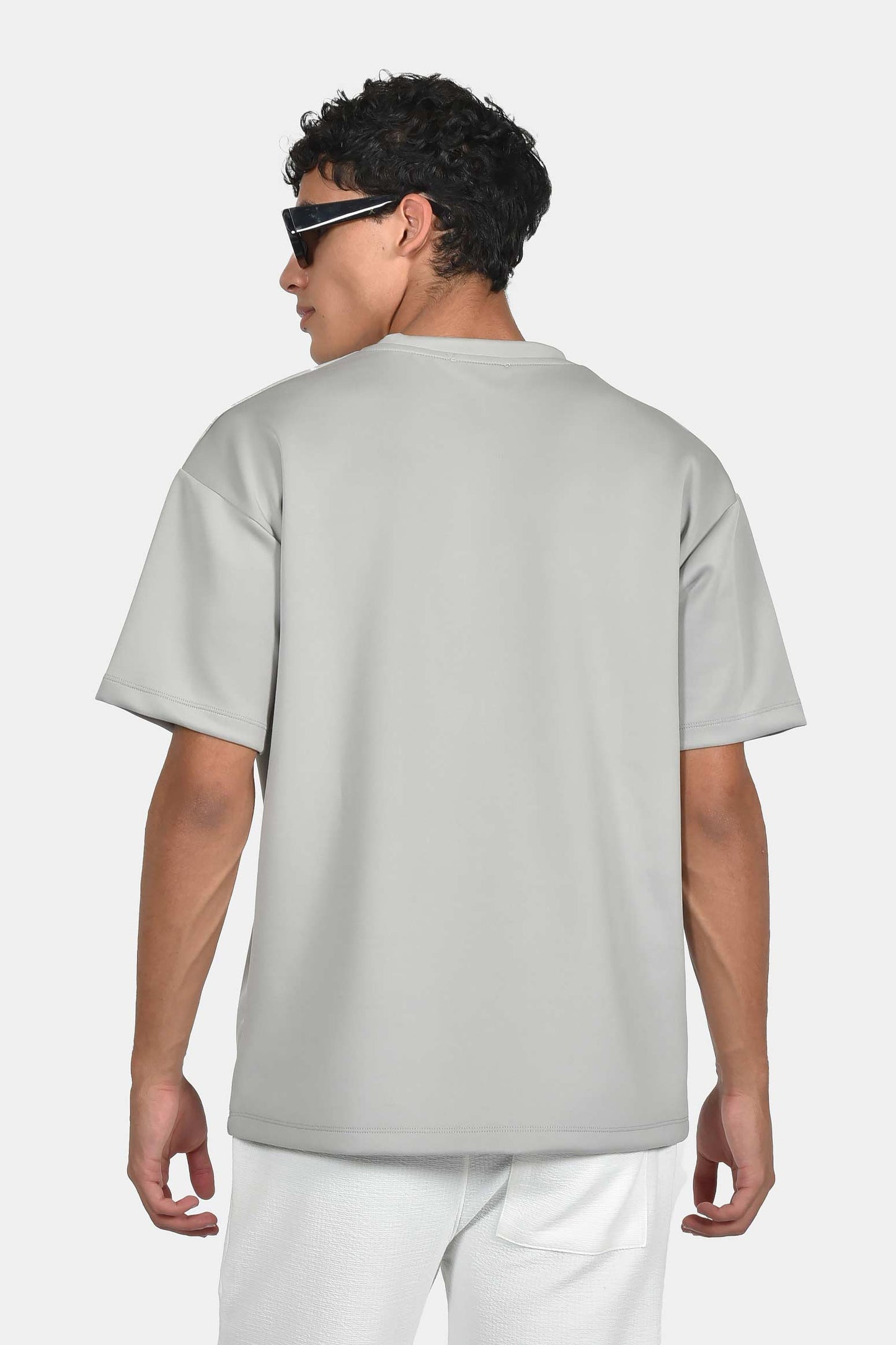 ανδρικό-oversized-t-shirt-από-απαλό-ύφασμα-με-ελαφριά-γυαλάδα