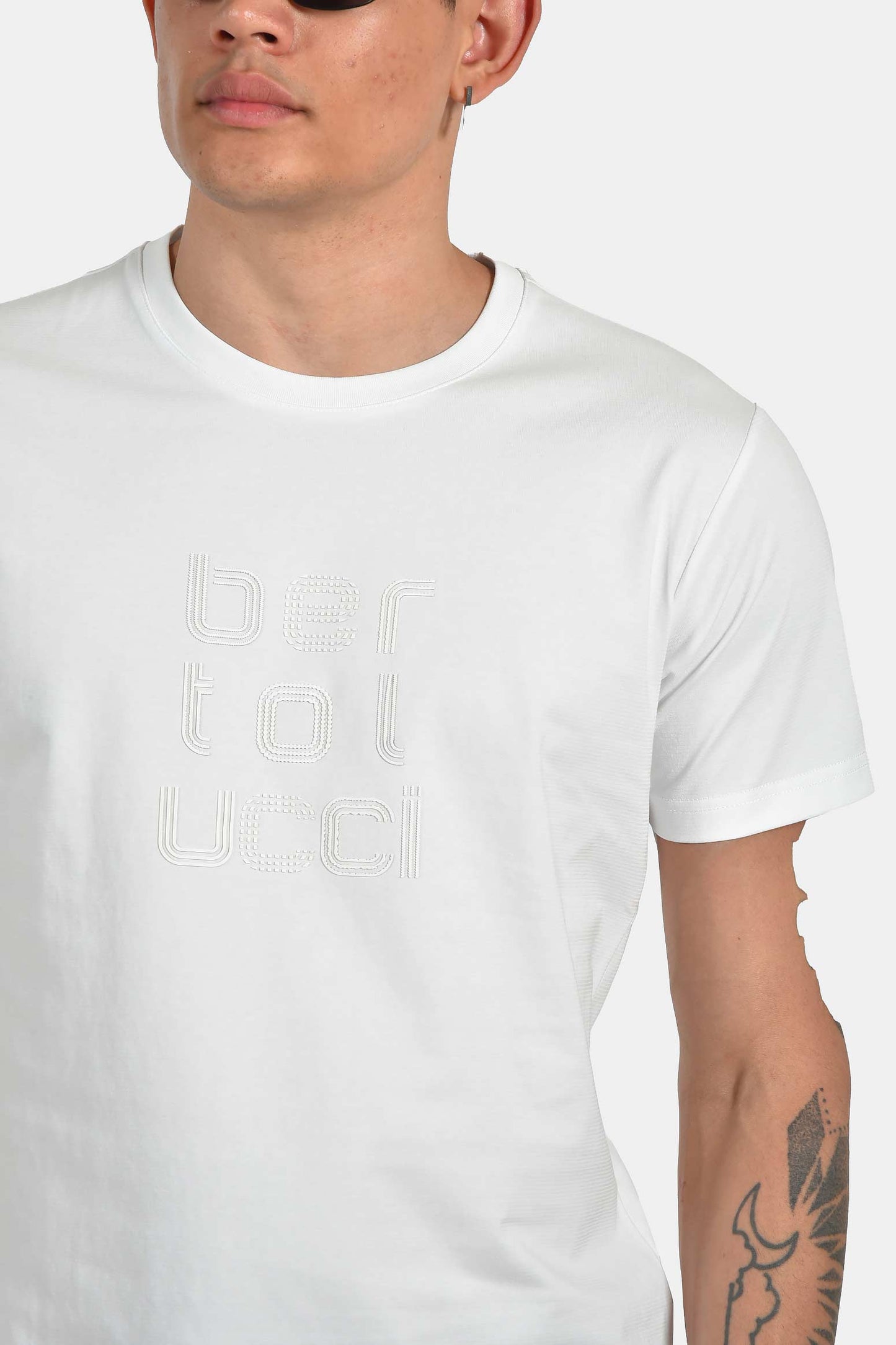 ανδρικό-t-shirt-normal-fit-με-ανάγλυφο-logo-απαλή-αίσθηση-&-σταθερή-γραμμή