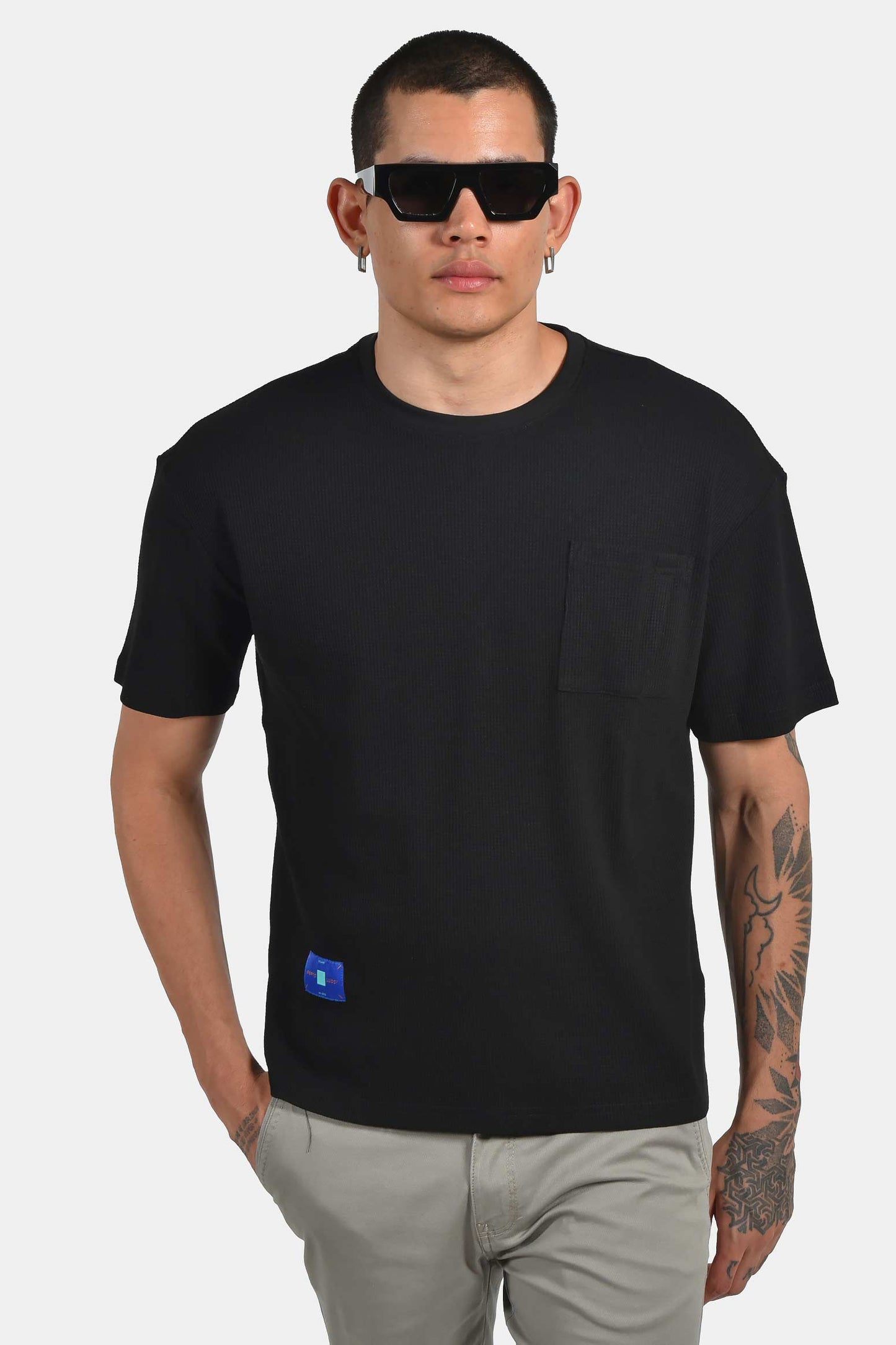 ανδρικό-t-shirt-normal-fit-με-ανάγλυφη-υφή-&-τσέπη-ελαστική-άνεση