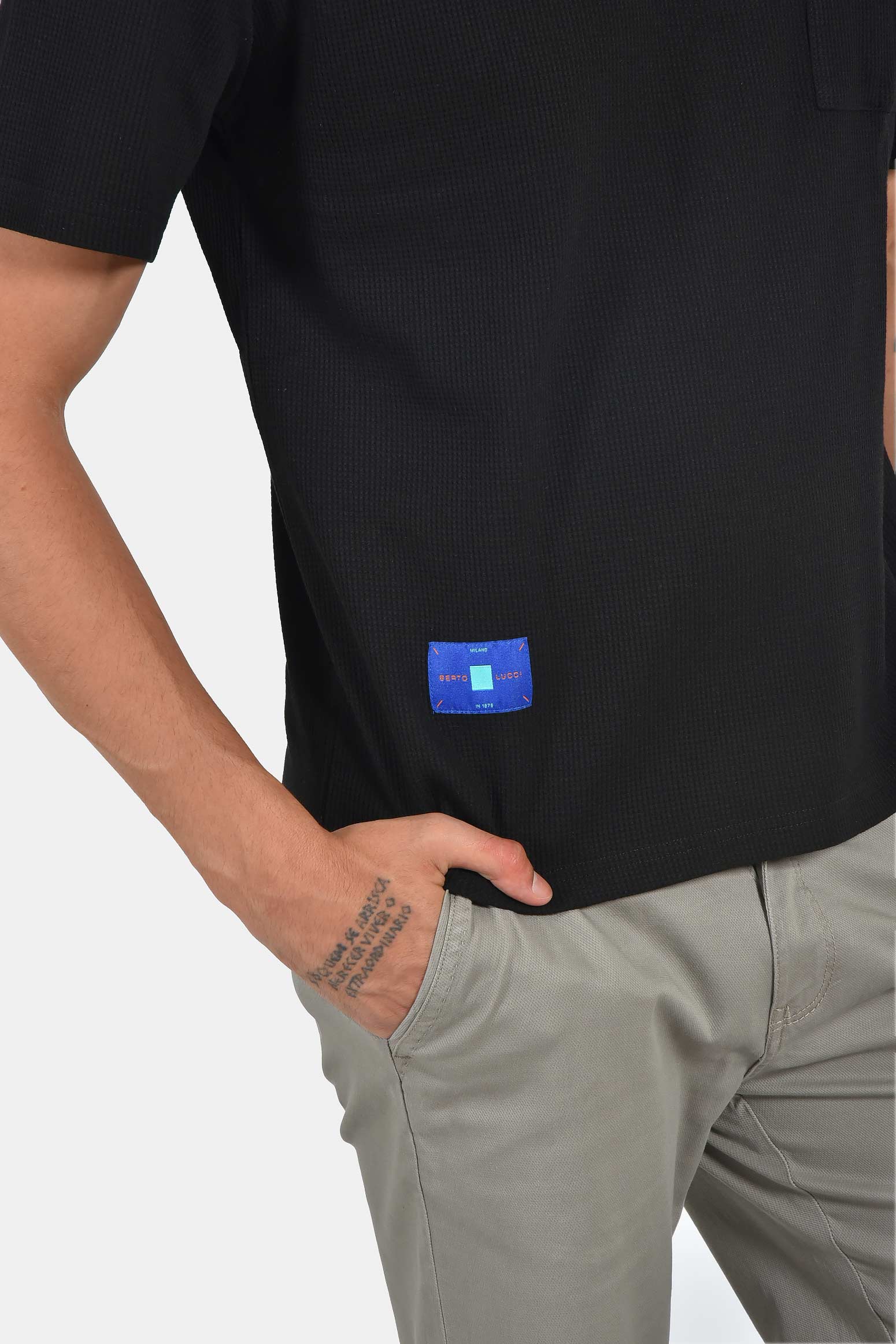 ανδρικό-t-shirt-normal-fit-με-ανάγλυφη-υφή-&-τσέπη-ελαστική-άνεση