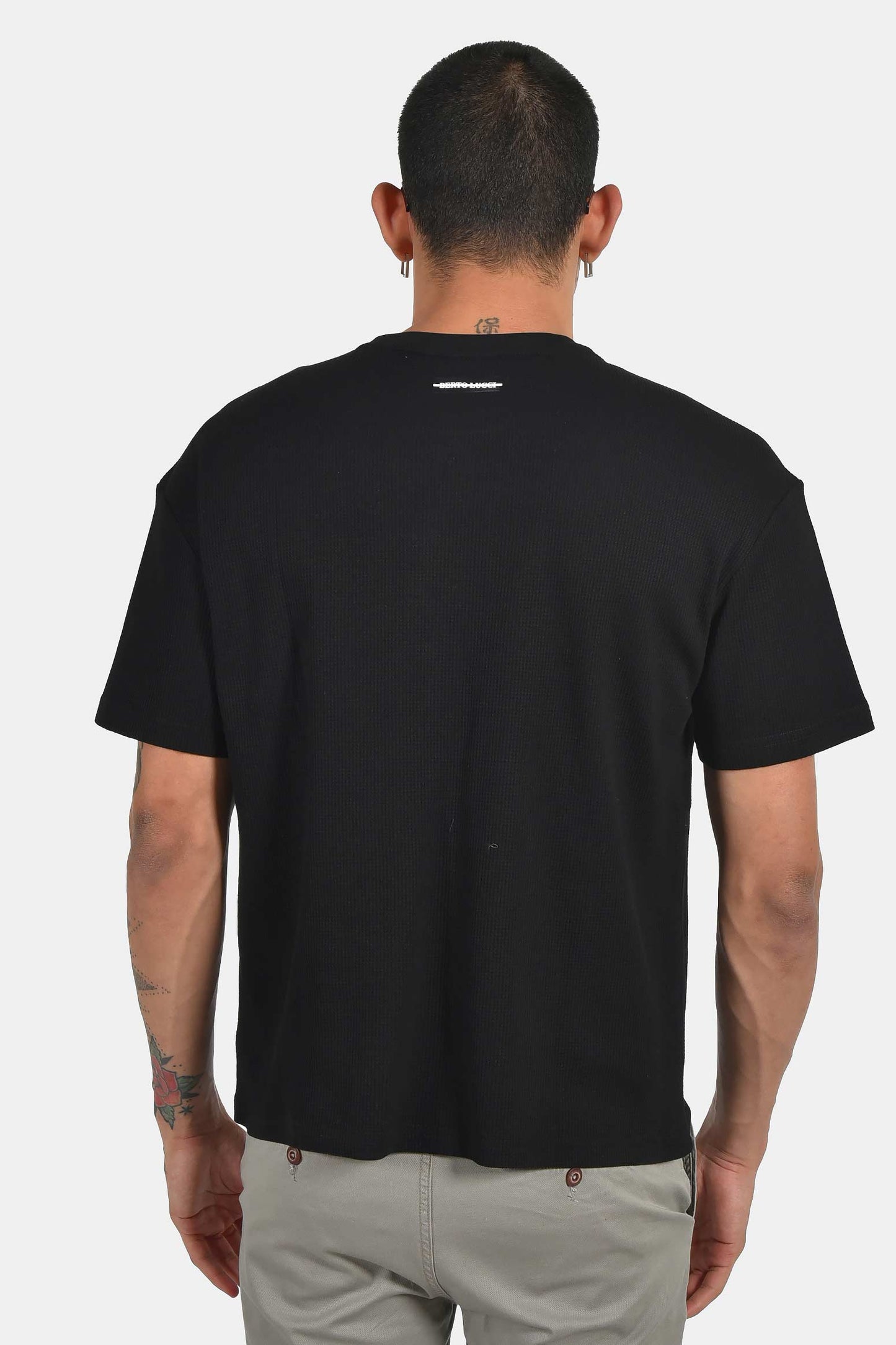 ανδρικό-t-shirt-normal-fit-με-ανάγλυφη-υφή-&-τσέπη-ελαστική-άνεση