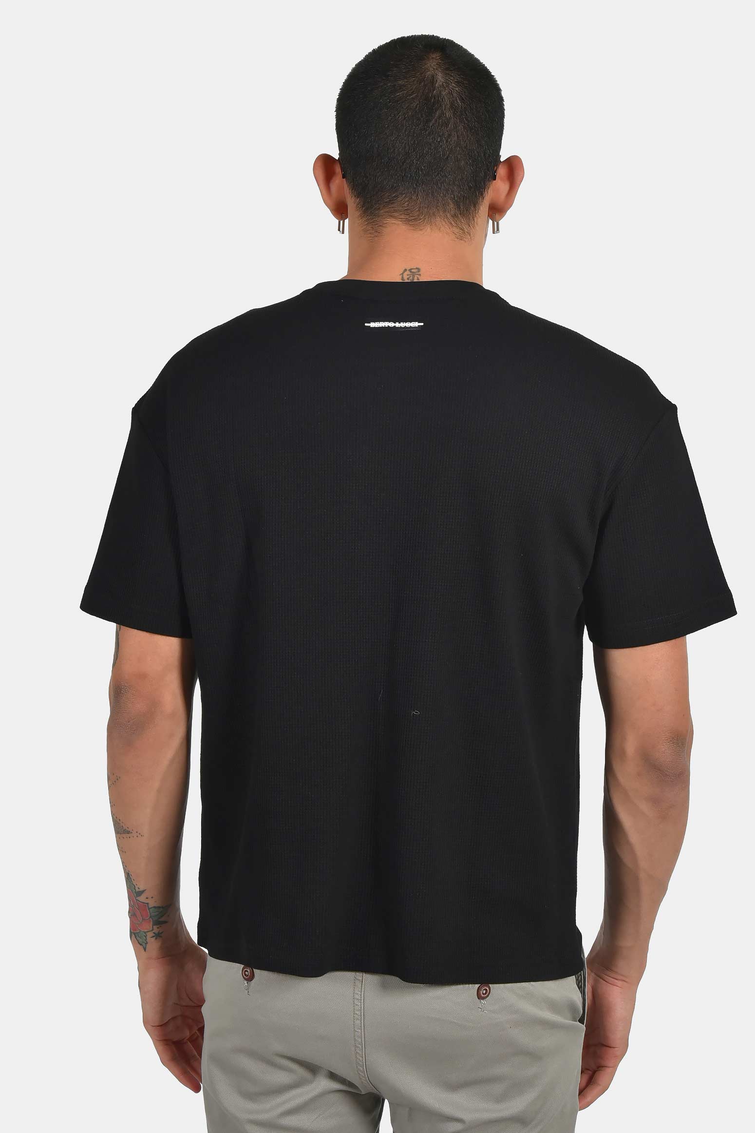 ανδρικό-t-shirt-normal-fit-με-ανάγλυφη-υφή-&-τσέπη-ελαστική-άνεση