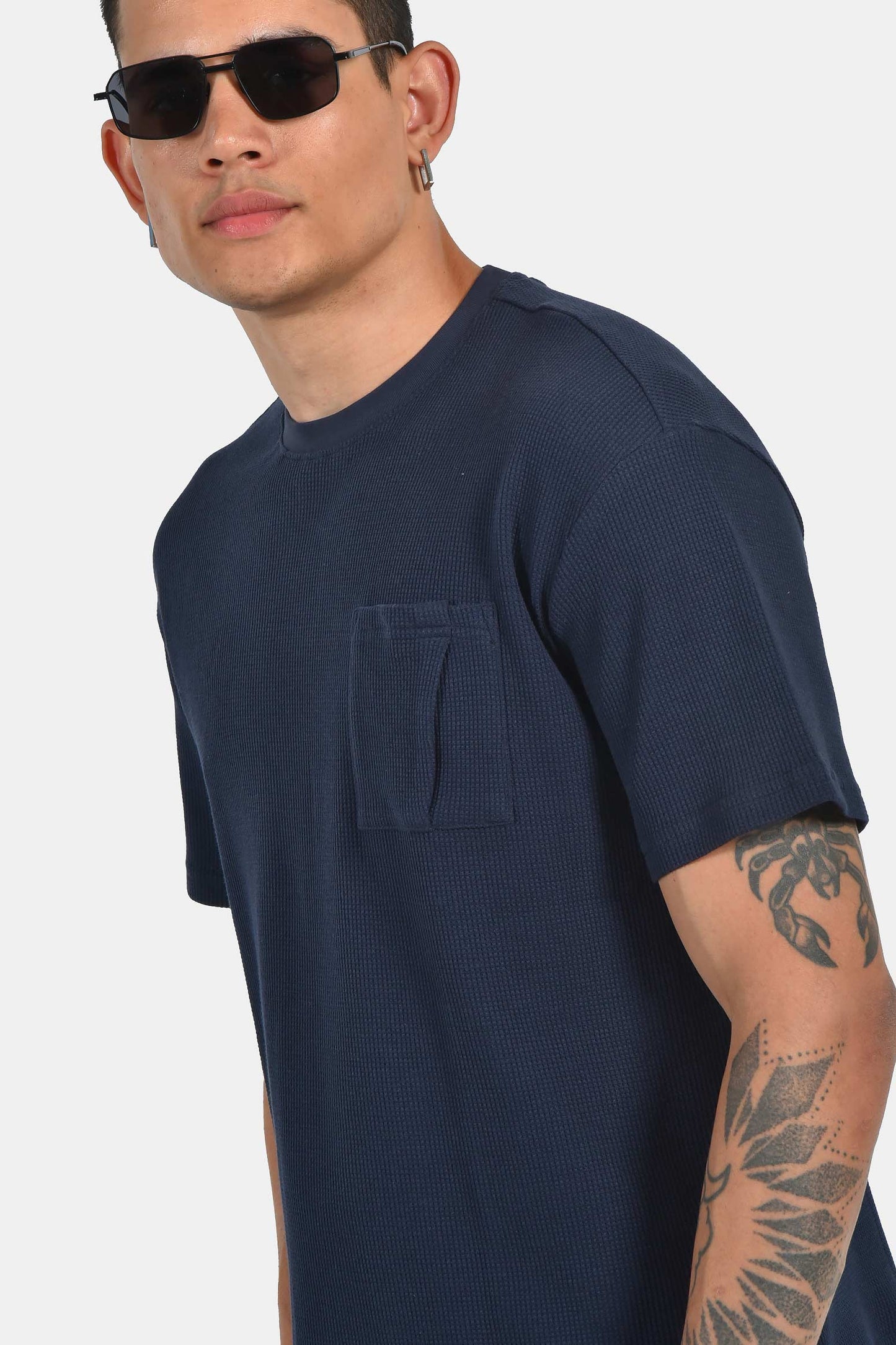 ανδρικό-t-shirt-normal-fit-με-ανάγλυφη-υφή-&-τσέπη-ελαστική-άνεση