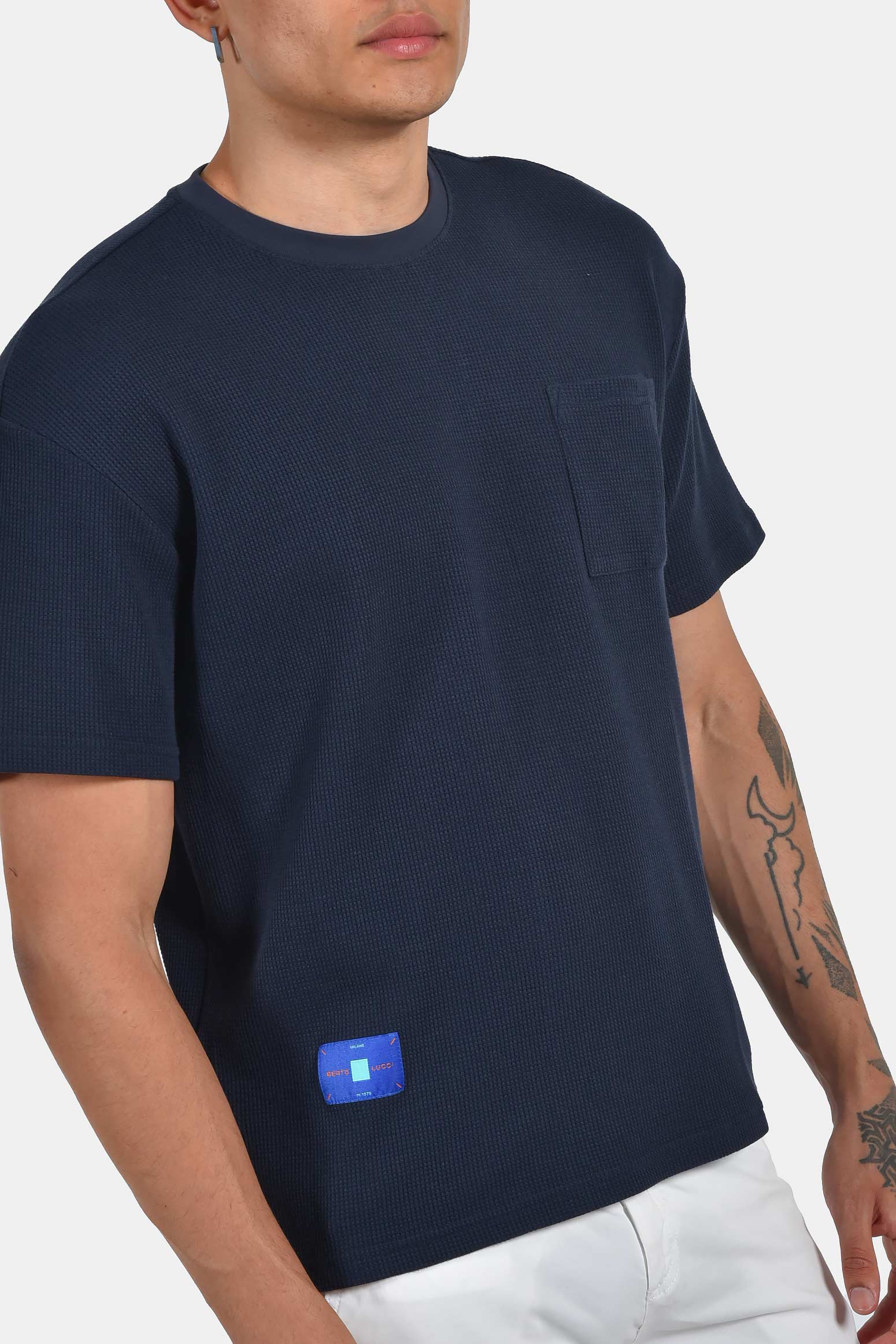 ανδρικό-t-shirt-normal-fit-με-ανάγλυφη-υφή-&-τσέπη-ελαστική-άνεση