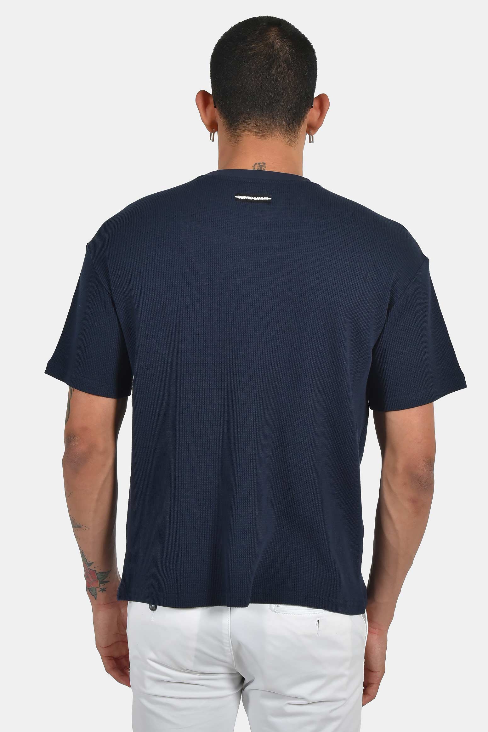 ανδρικό-t-shirt-normal-fit-με-ανάγλυφη-υφή-&-τσέπη-ελαστική-άνεση