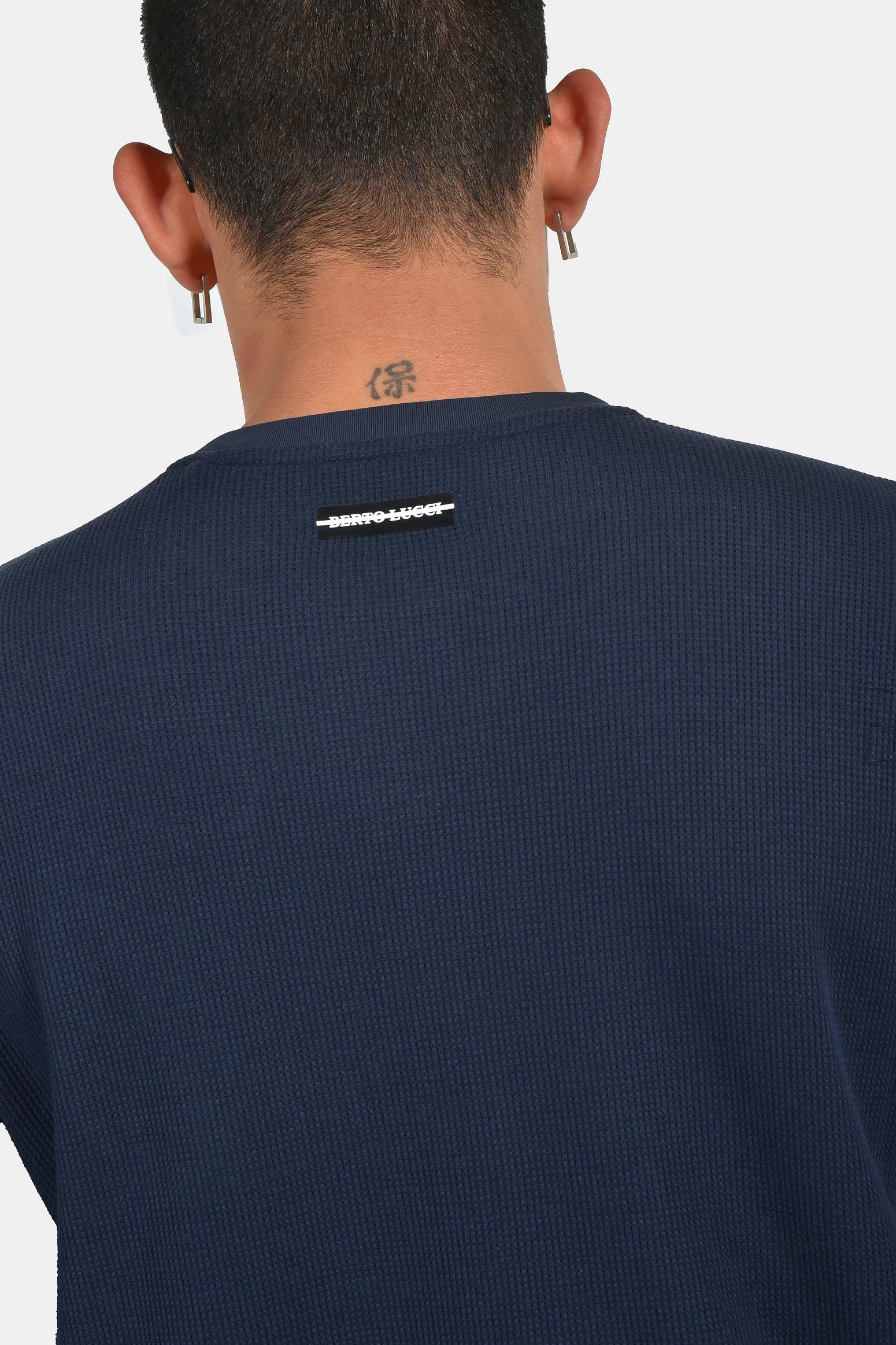 ανδρικό-t-shirt-normal-fit-με-ανάγλυφη-υφή-&-τσέπη-ελαστική-άνεση